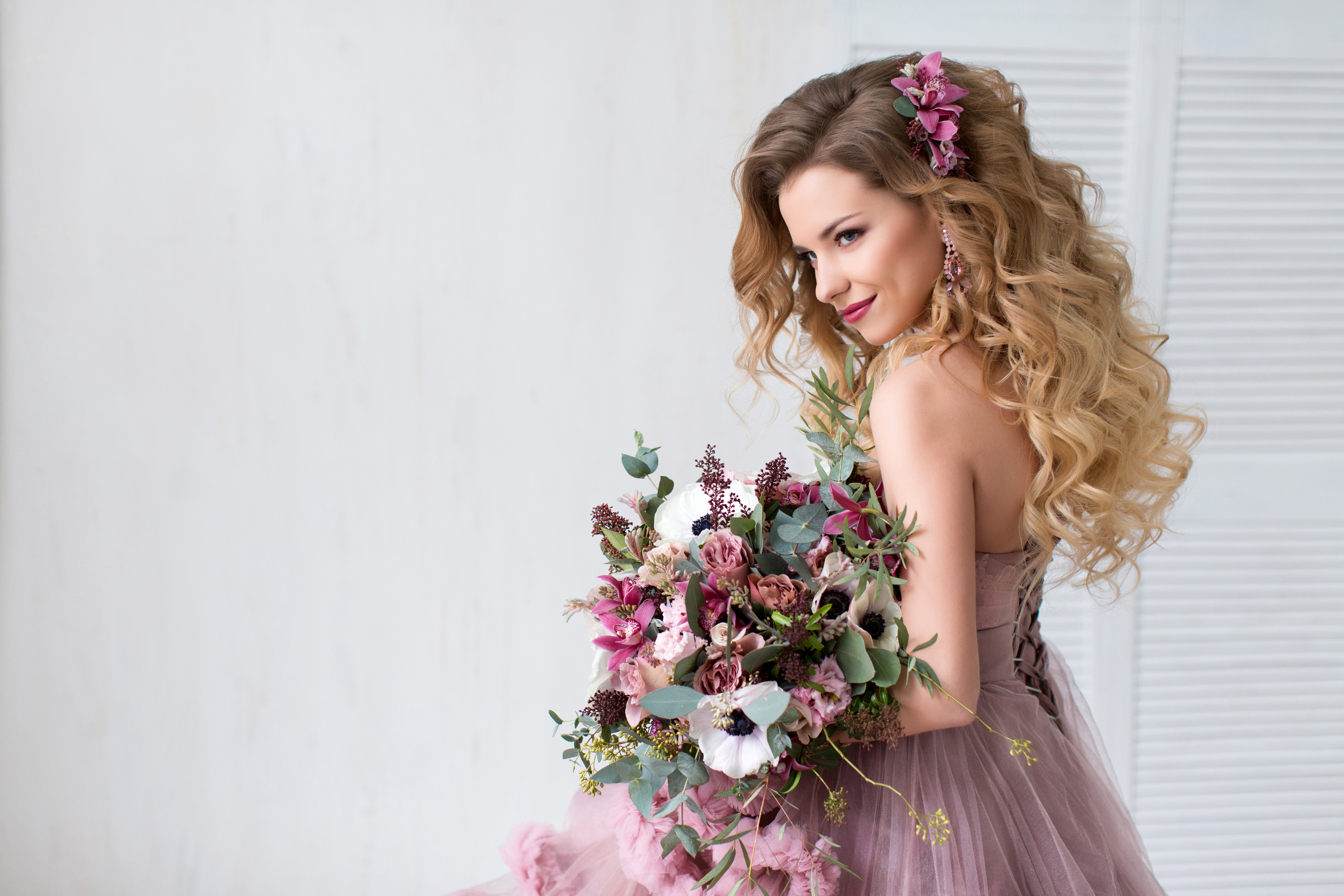 Woman with blonde curly hair holding a bouquet HD Wallpaper