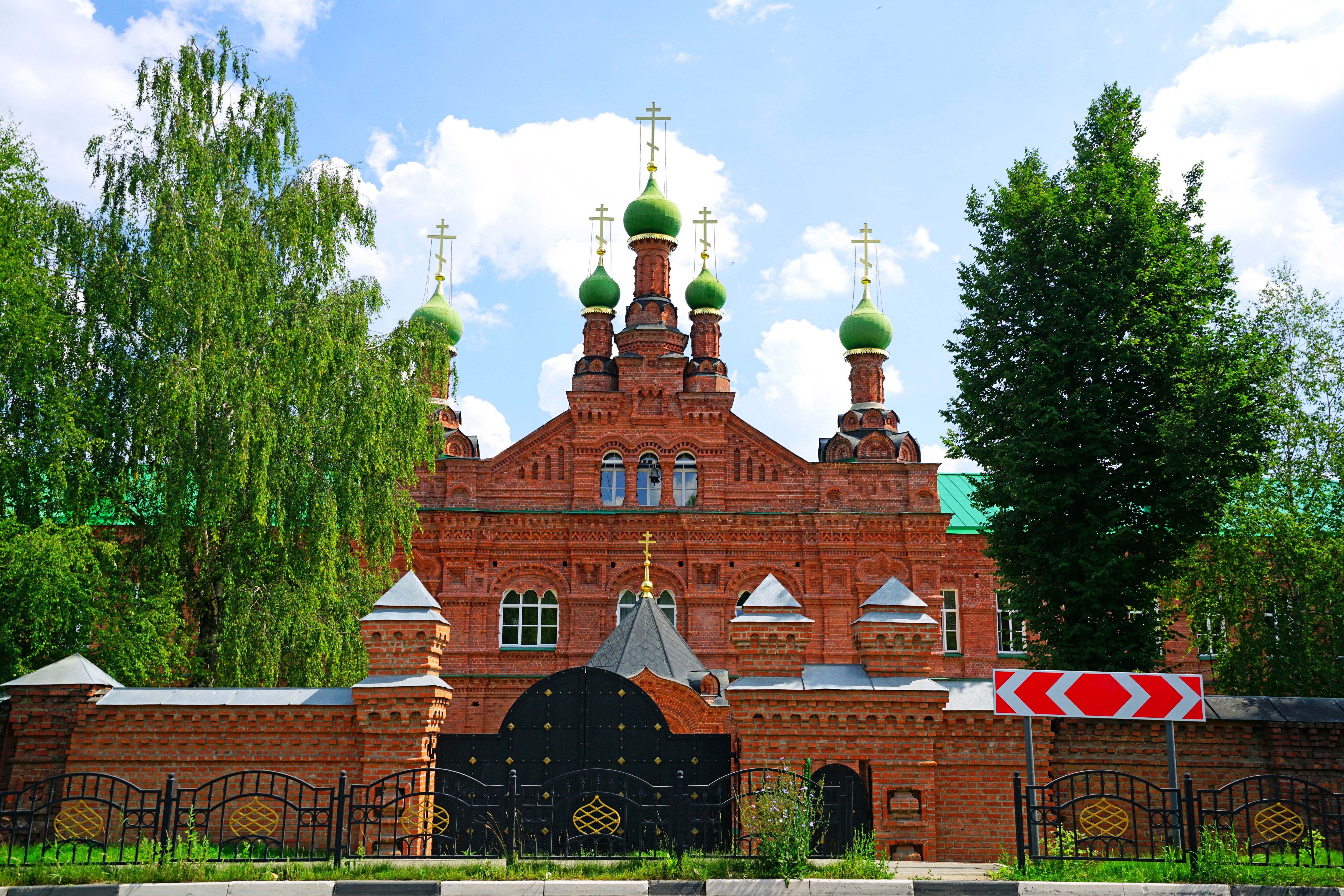 Red brick church with green domes and fence in Russia HD Wallpaper
