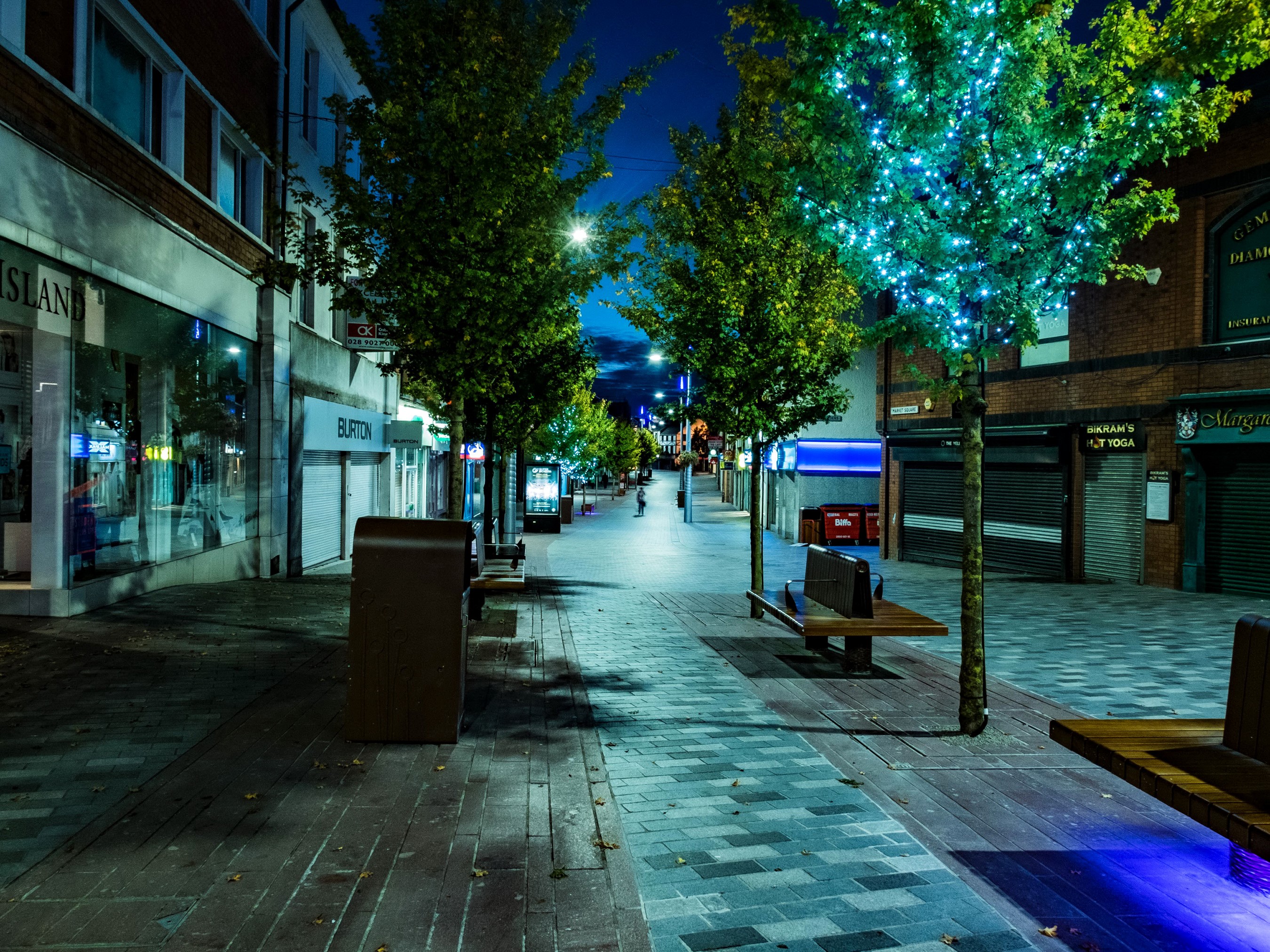 Street scene in Lisburn, United Kingdom at night HD Wallpaper