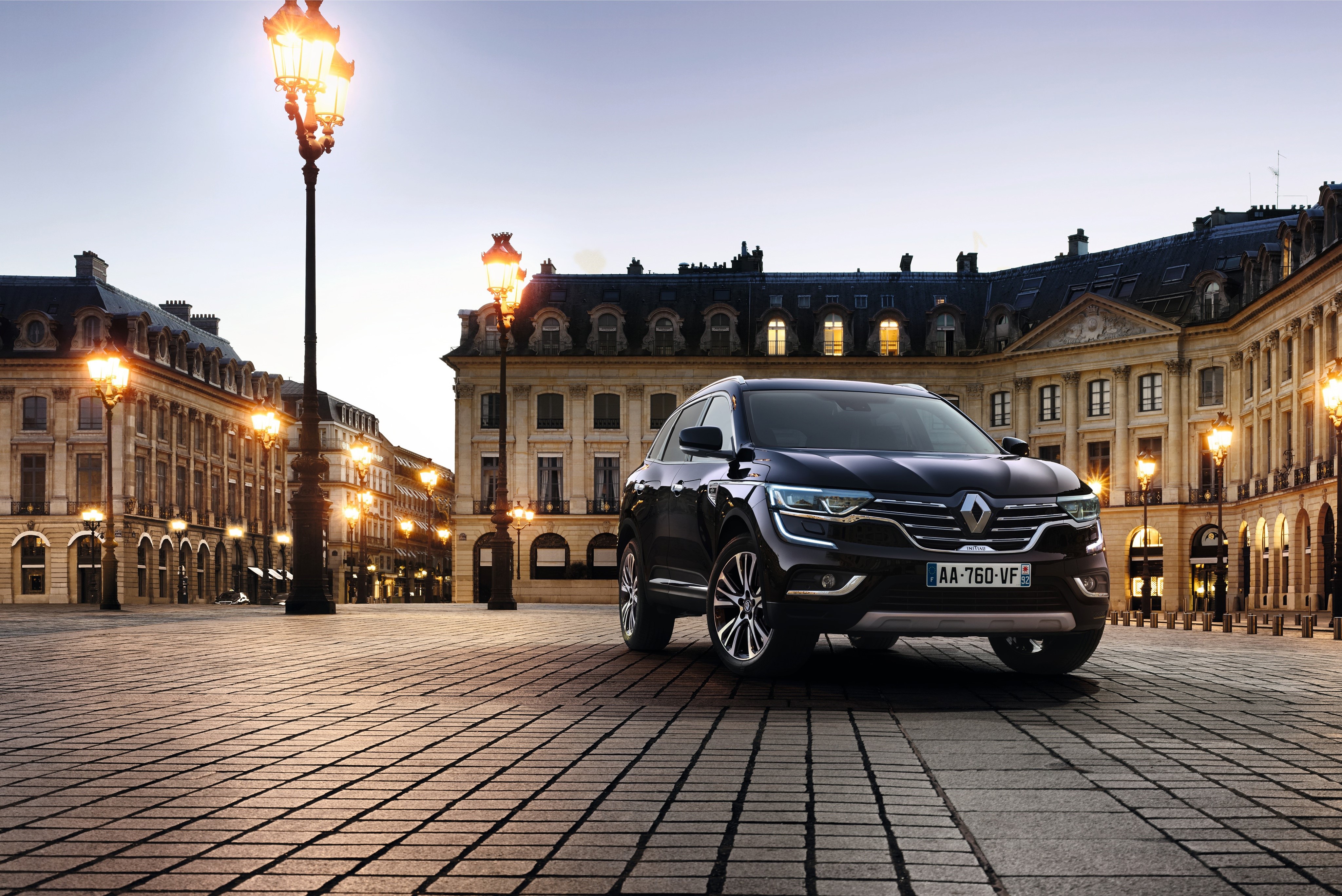 4K Renault Koleos Initiale Paris on Parisian Street HD Wallpaper