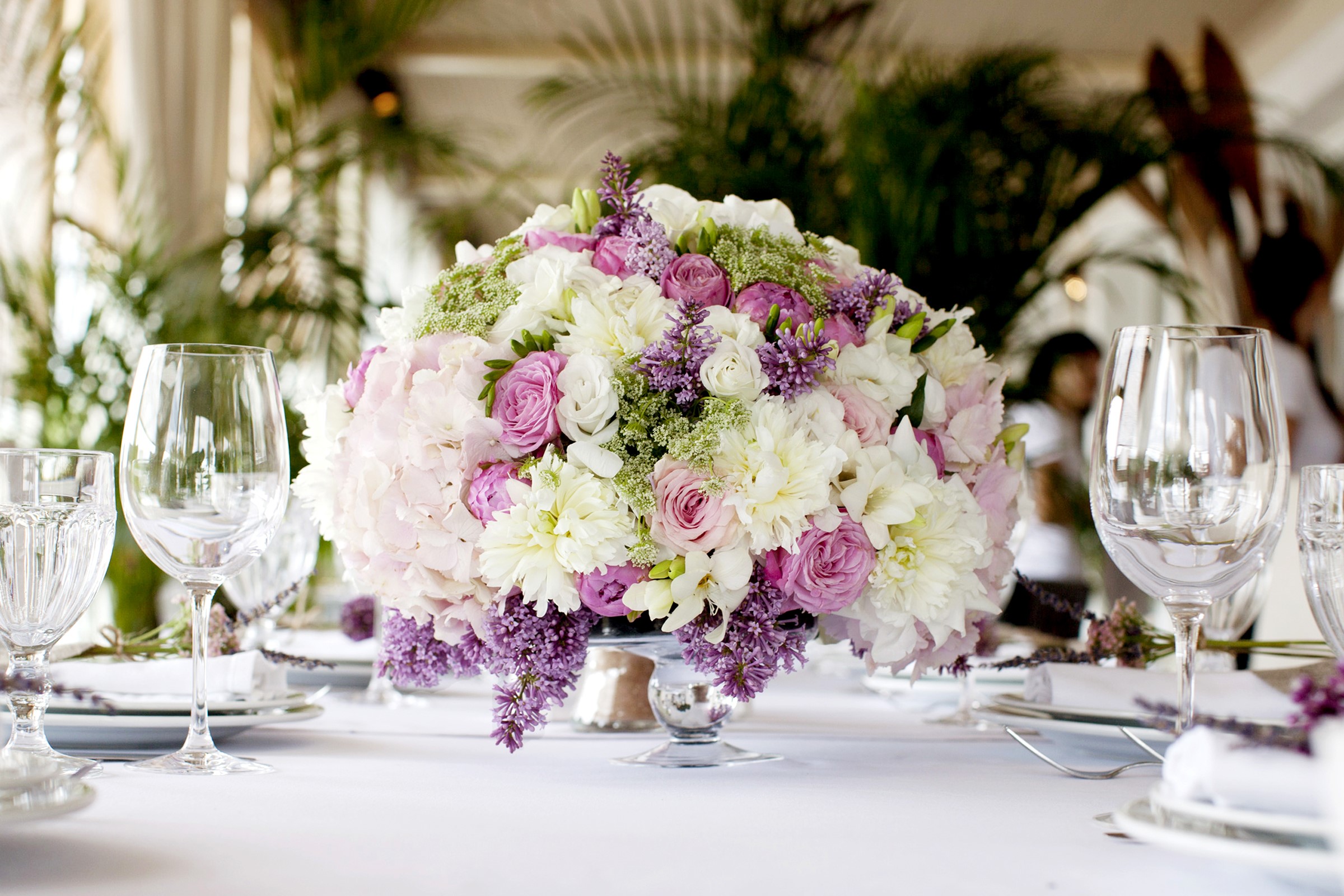 Wedding table setting with floral centerpiece HD Wallpaper