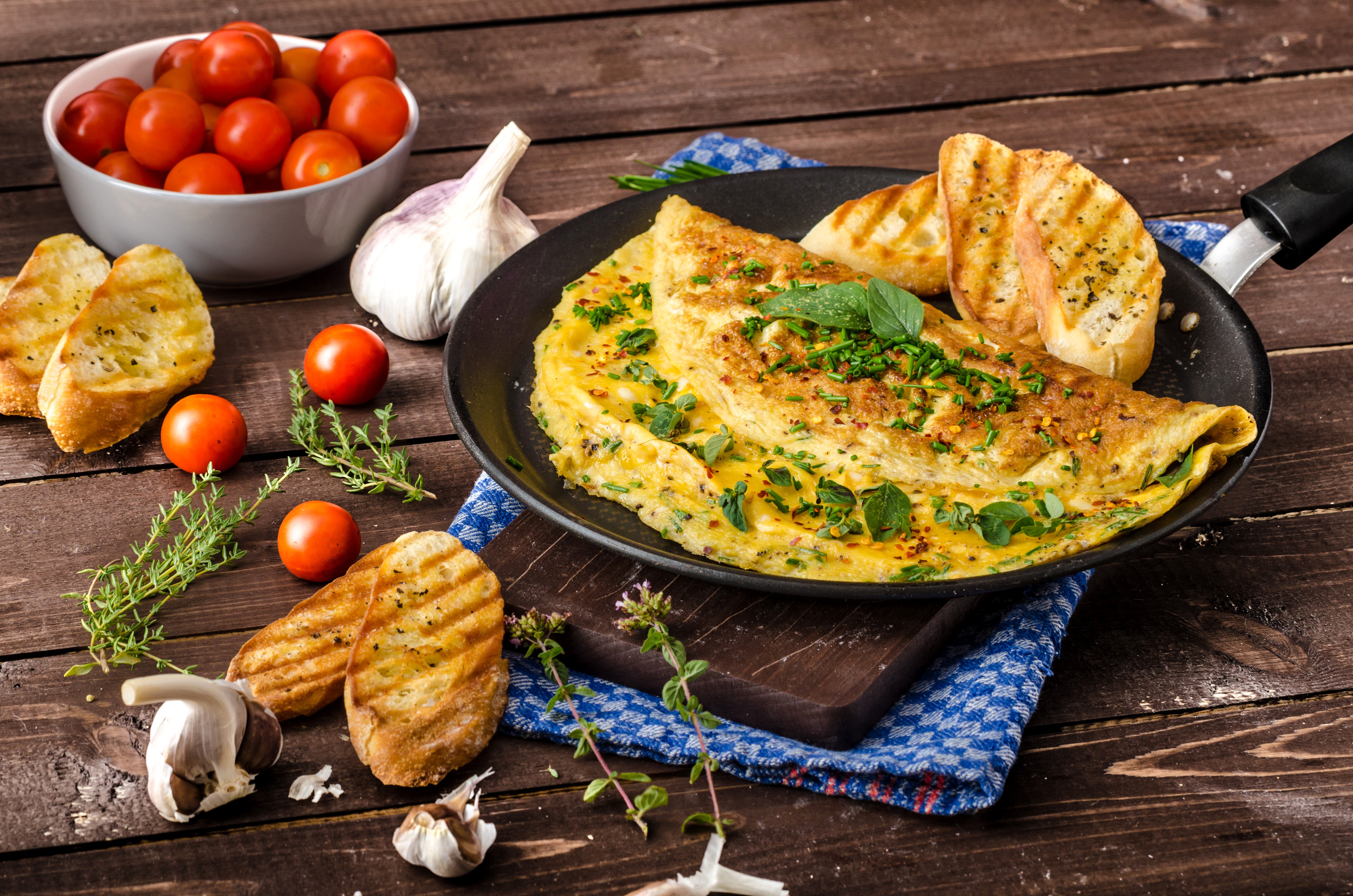 Omelette with Tomatoes, Garlic, and Bread HD Wallpaper