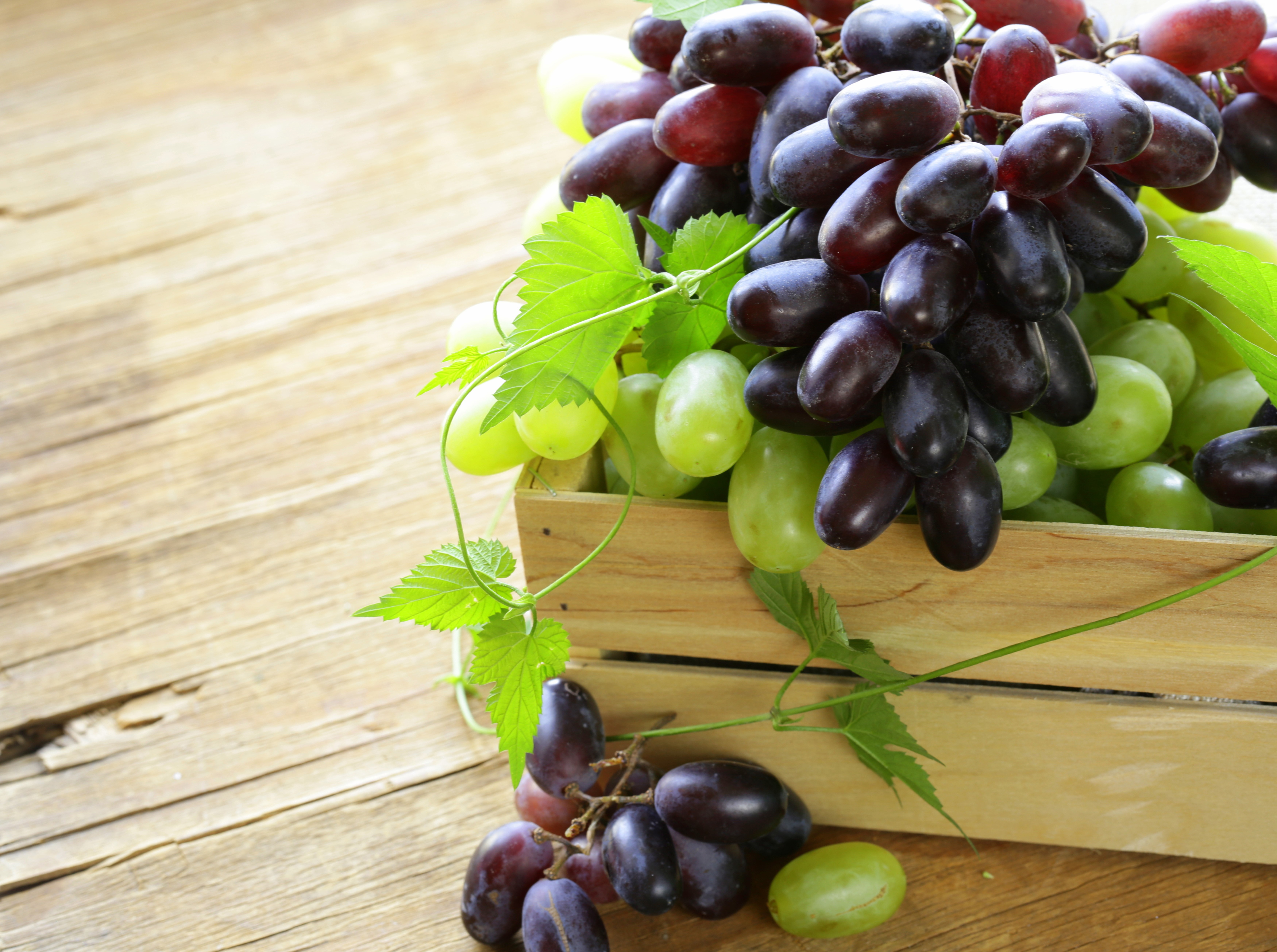 Grapes in a wooden crate HD Wallpaper