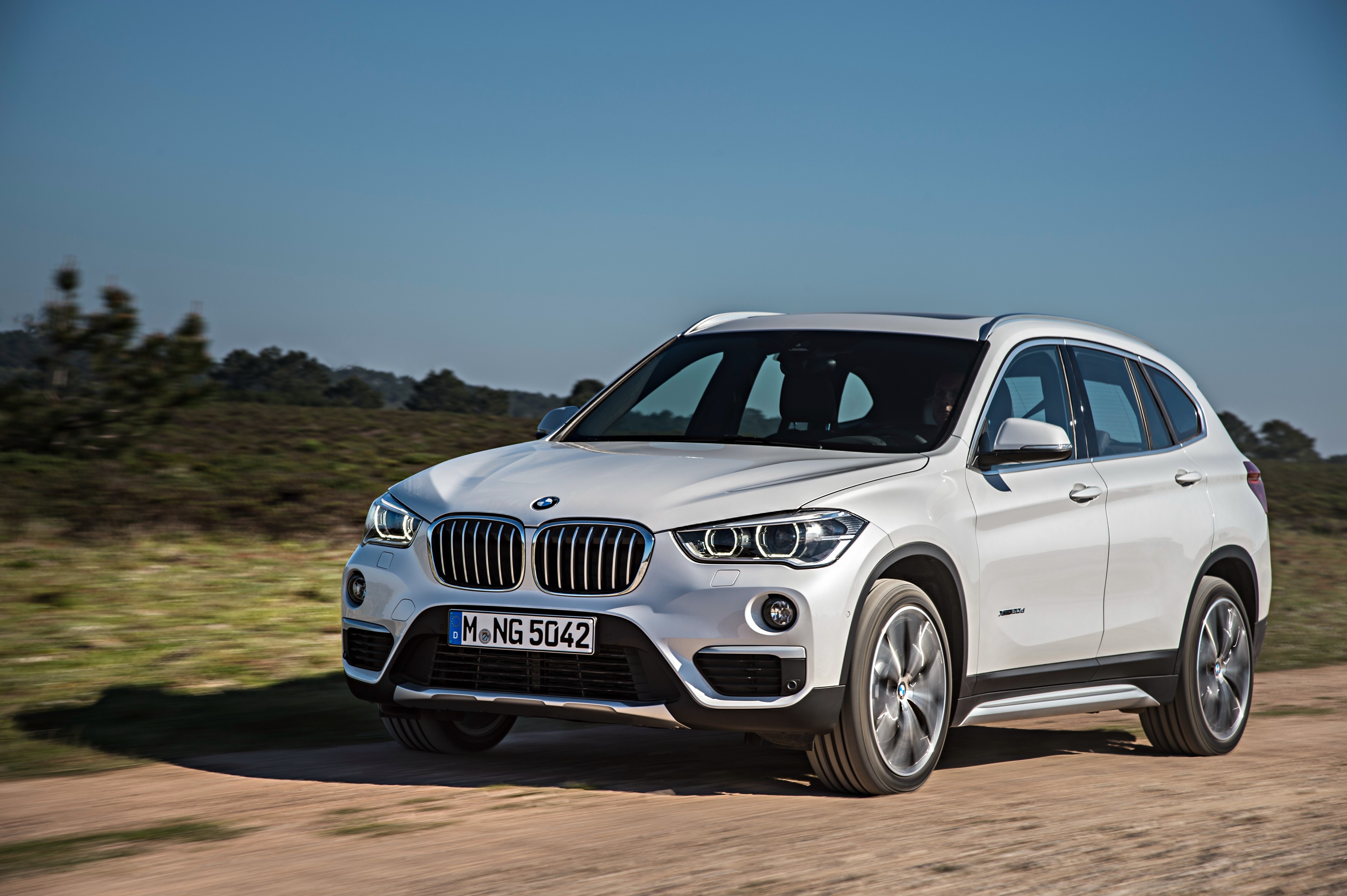 White BMW X1 xDrive F48 2015 HD Wallpaper