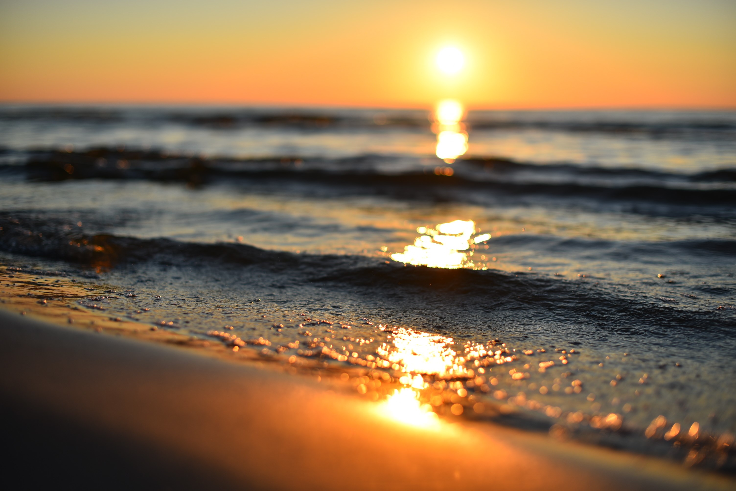 Sunset over the ocean waves HD Wallpaper