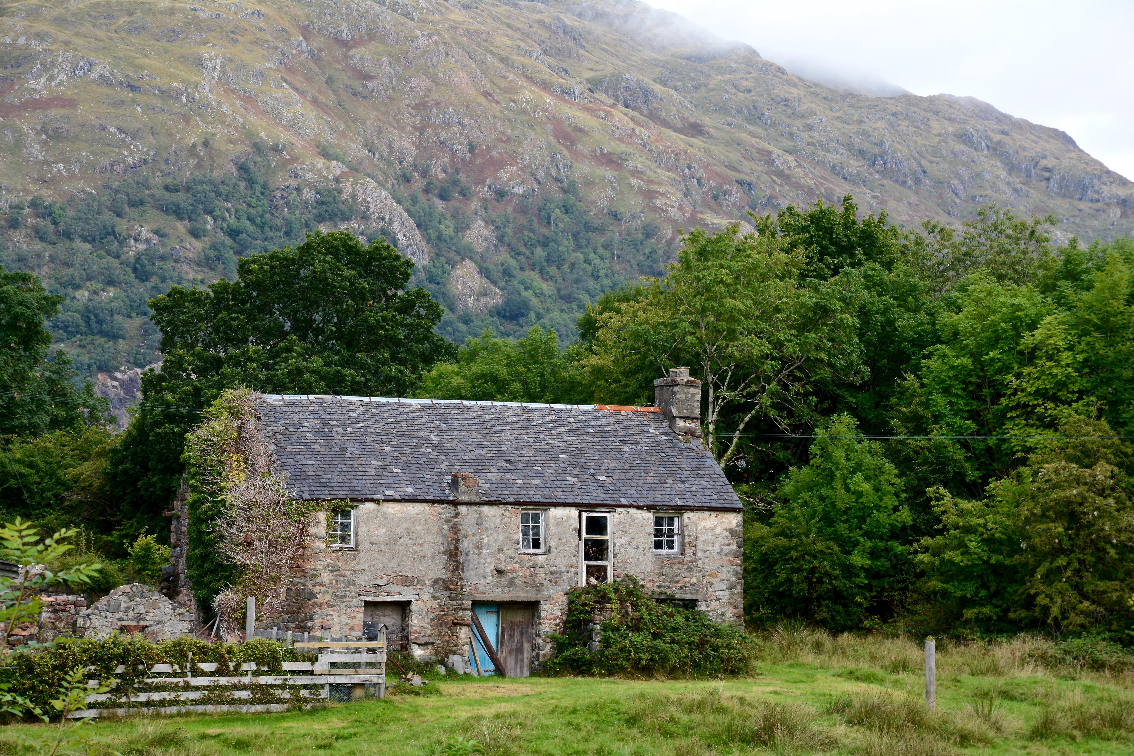 Abandoned stone house in Taynuilt, Scotland HD Wallpaper