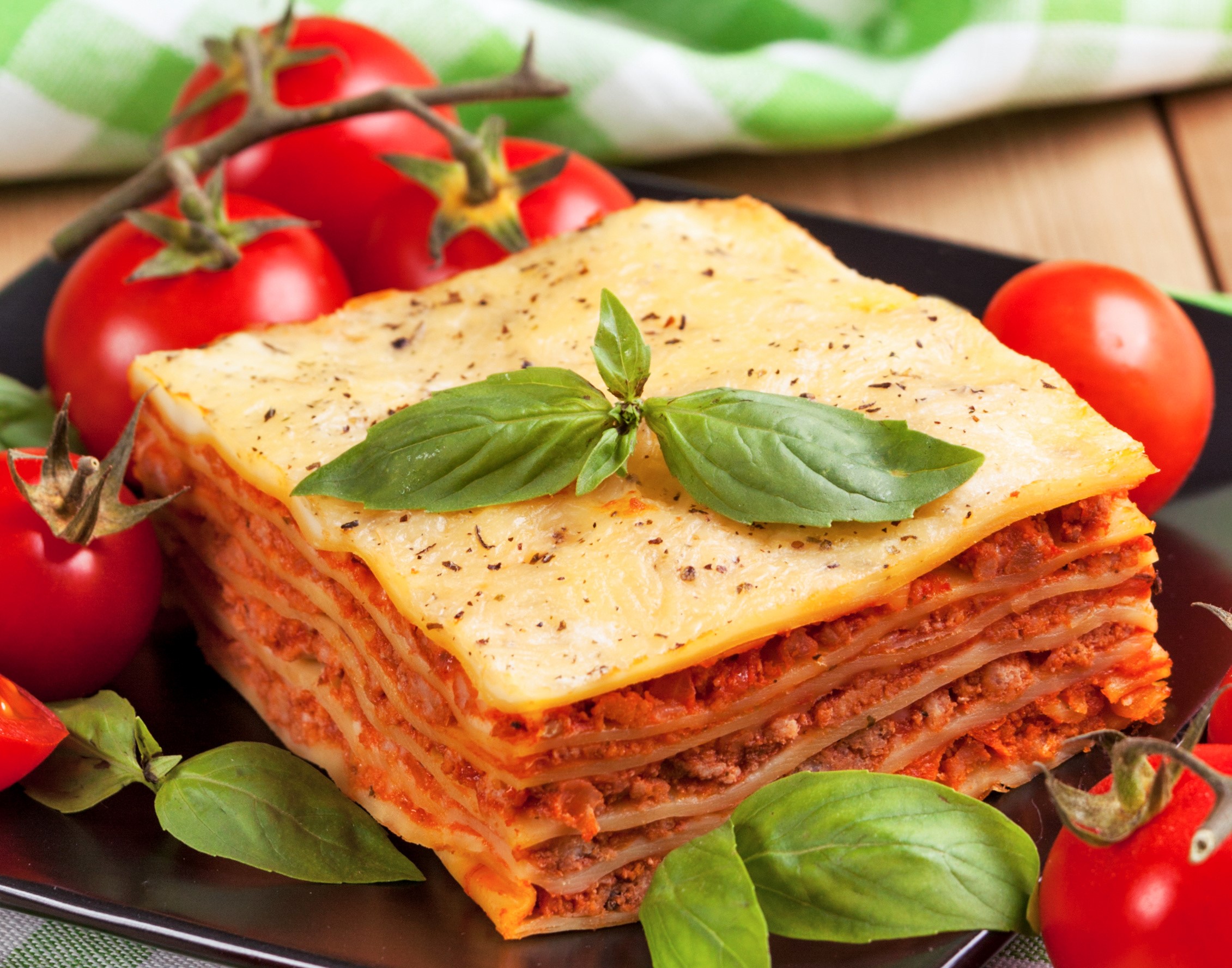 Lasagne with tomatoes and basil HD Wallpaper
