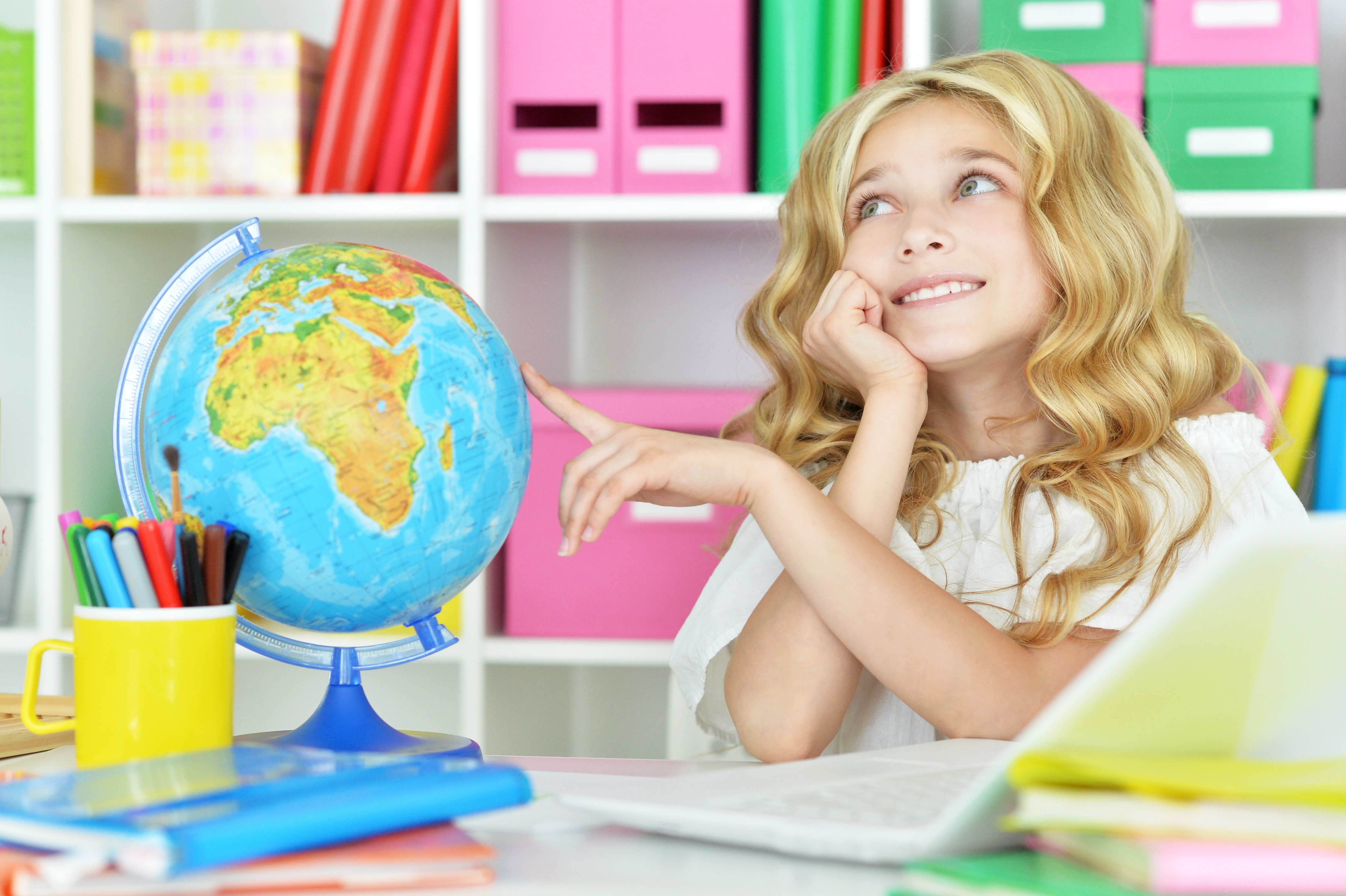 Little girl with blonde hair and a globe HD Wallpaper