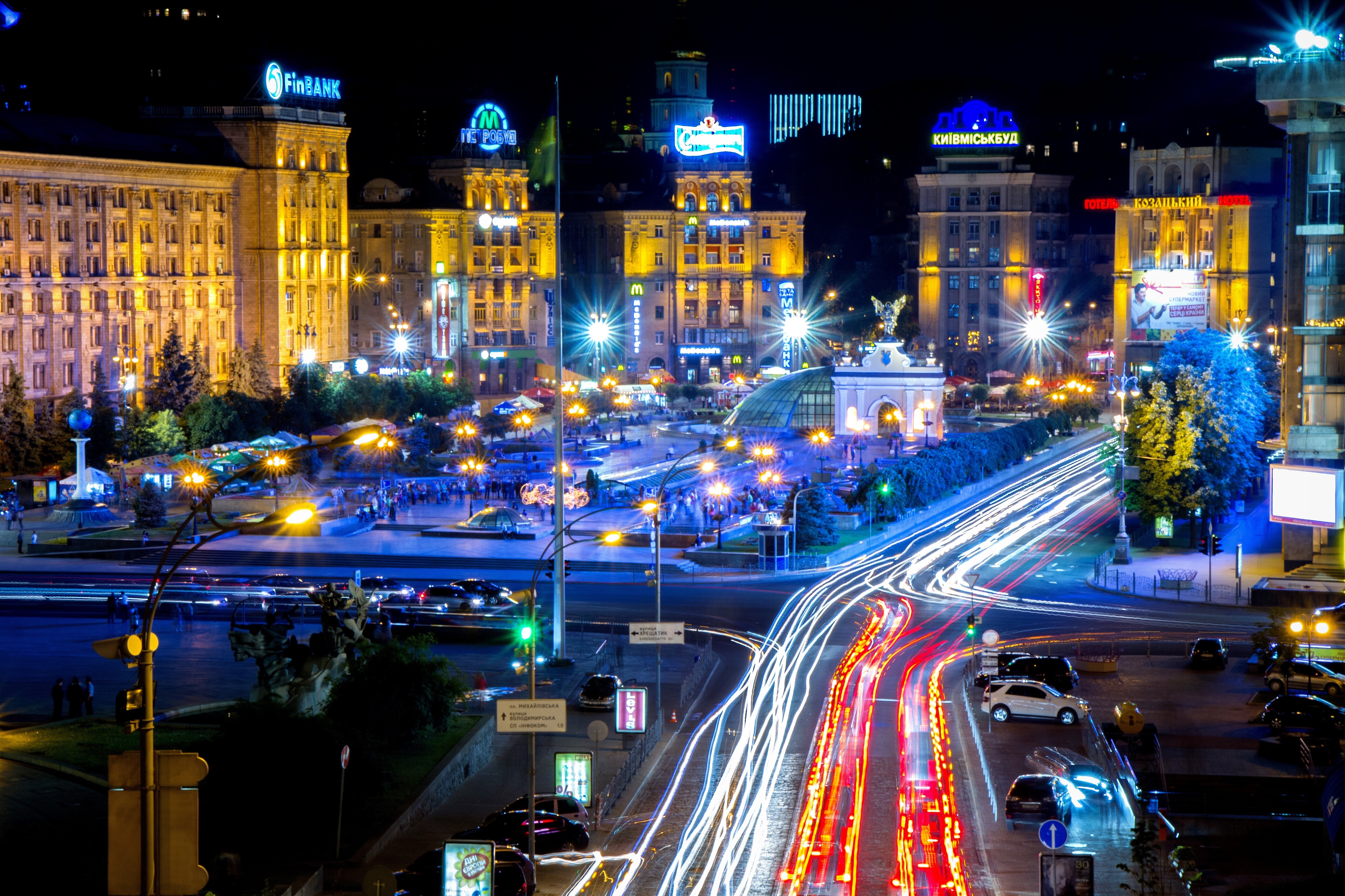Night view of Maidan Nezalezhnosti in Kyiv, Ukraine HD Wallpaper