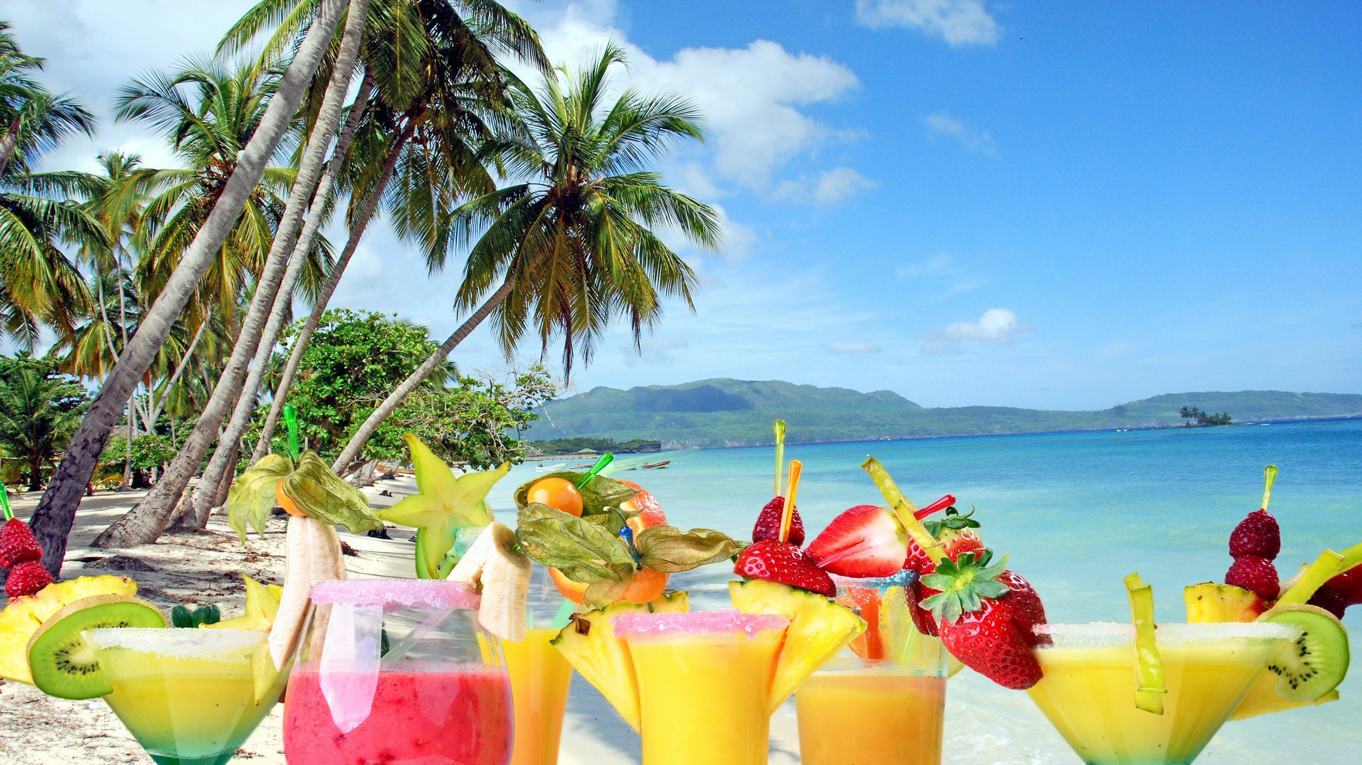 4K Tropical Cocktails on a Beach HD Wallpaper