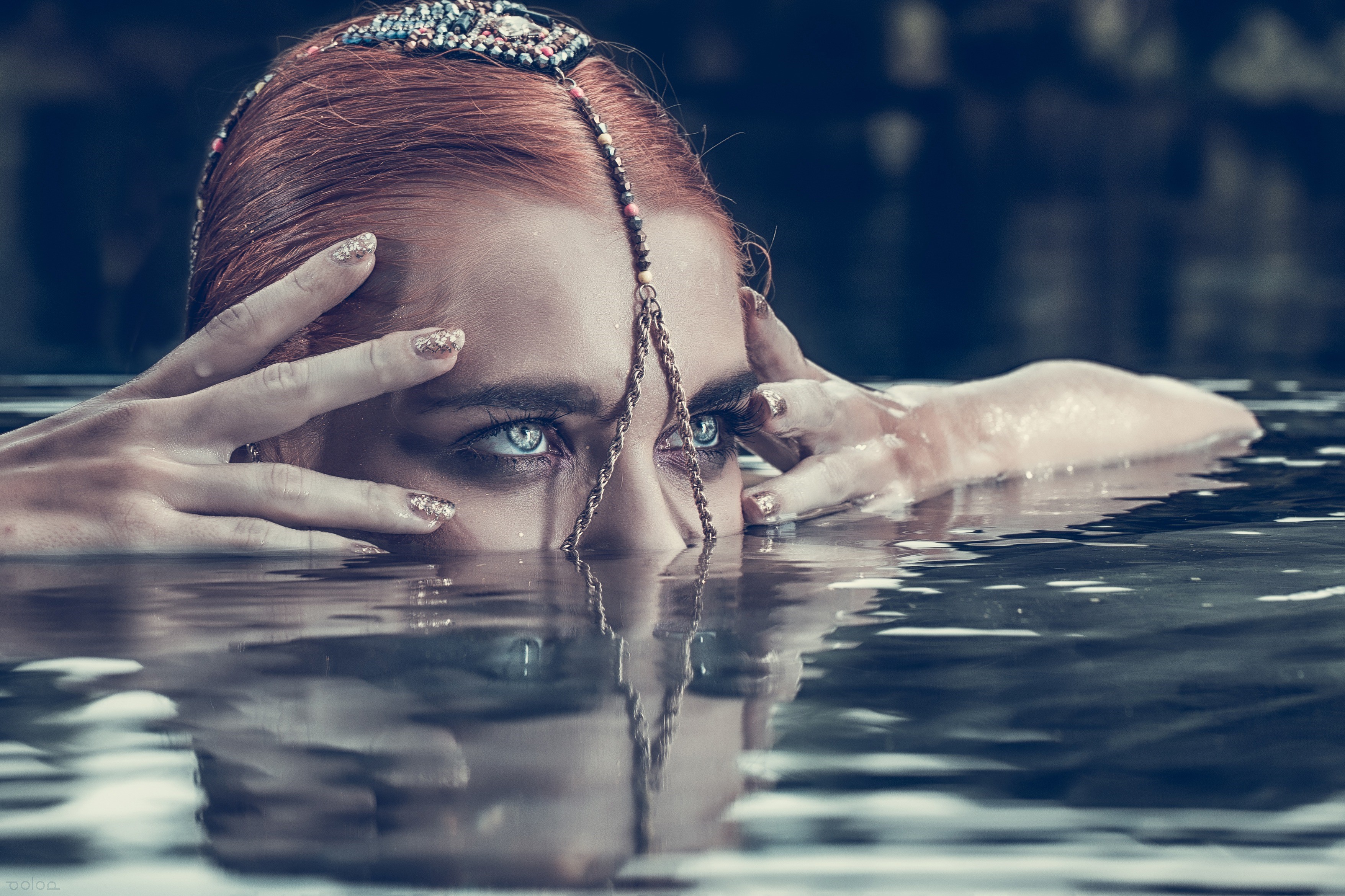 Redhead girl with blue eyes in water HD Wallpaper