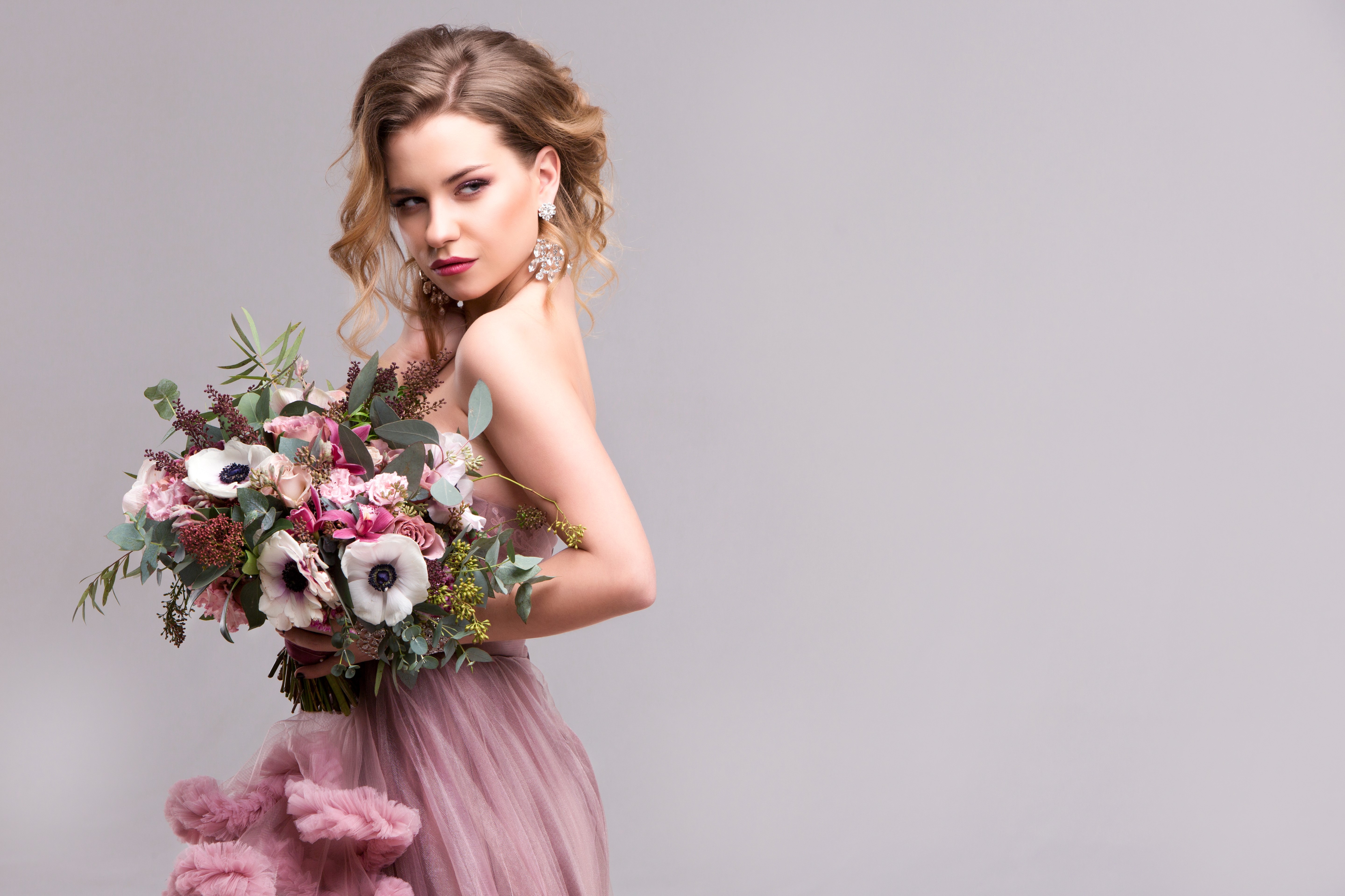 Woman with dark blonde hair holding a bouquet HD Wallpaper