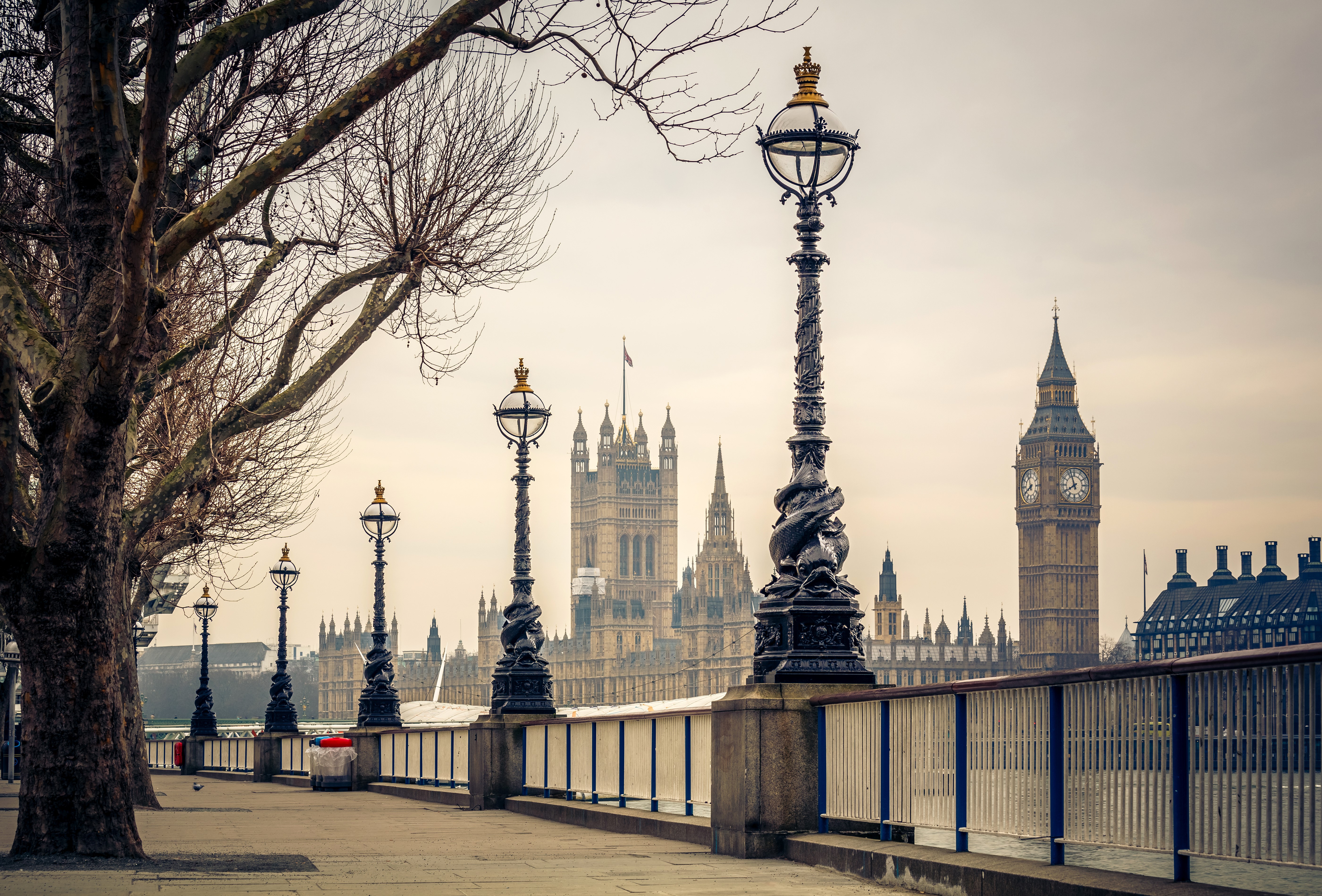 Street lights and Big Ben in London, United Kingdom HD Wallpaper