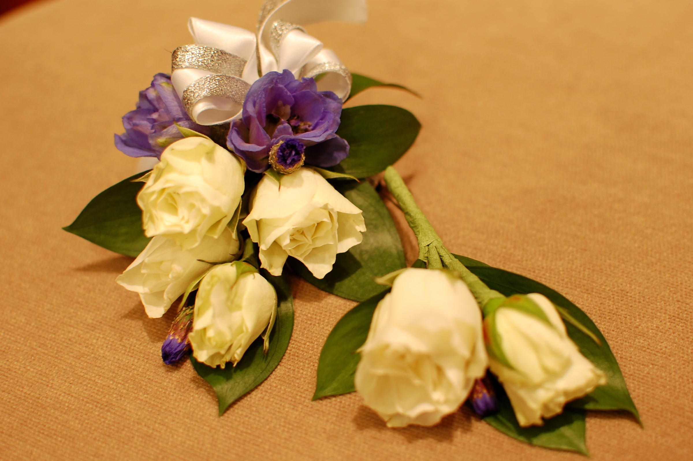 White roses and purple eustoma with ribbon HD Wallpaper