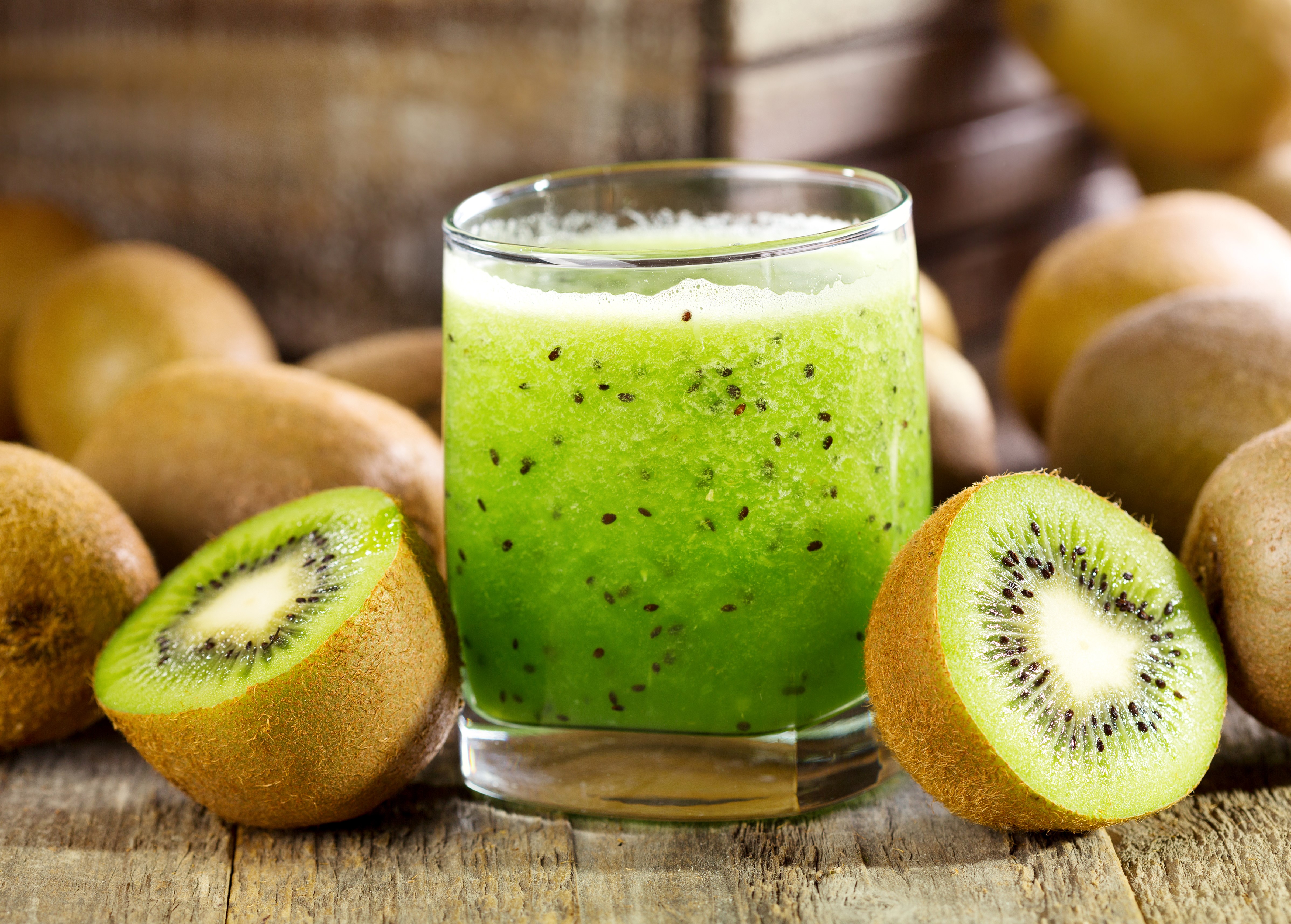 Kiwi Juice in Highball Glass with Kiwis HD Wallpaper