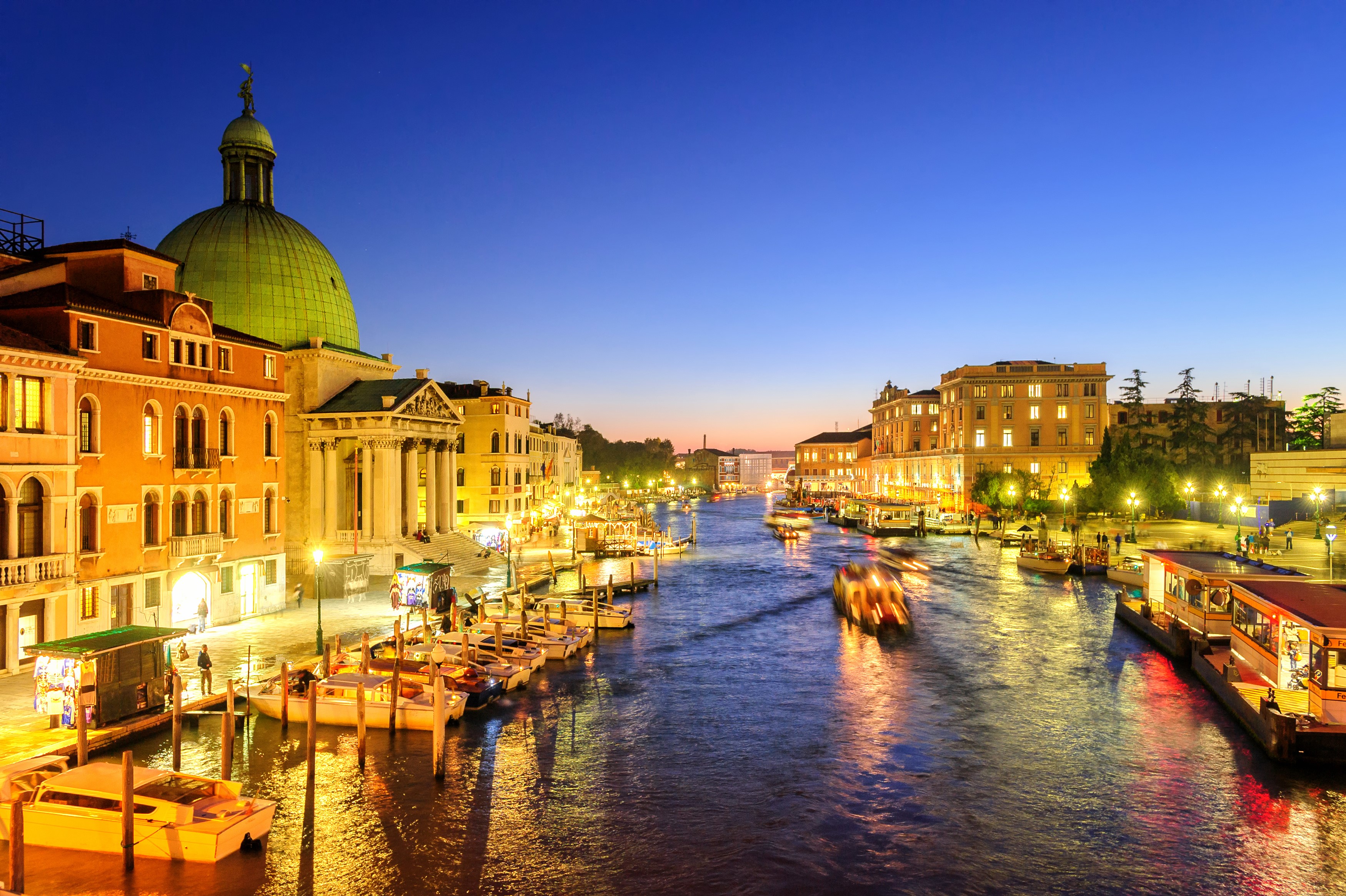 Venice Grand Canal at Dusk with Boats and Buildings HD Wallpaper