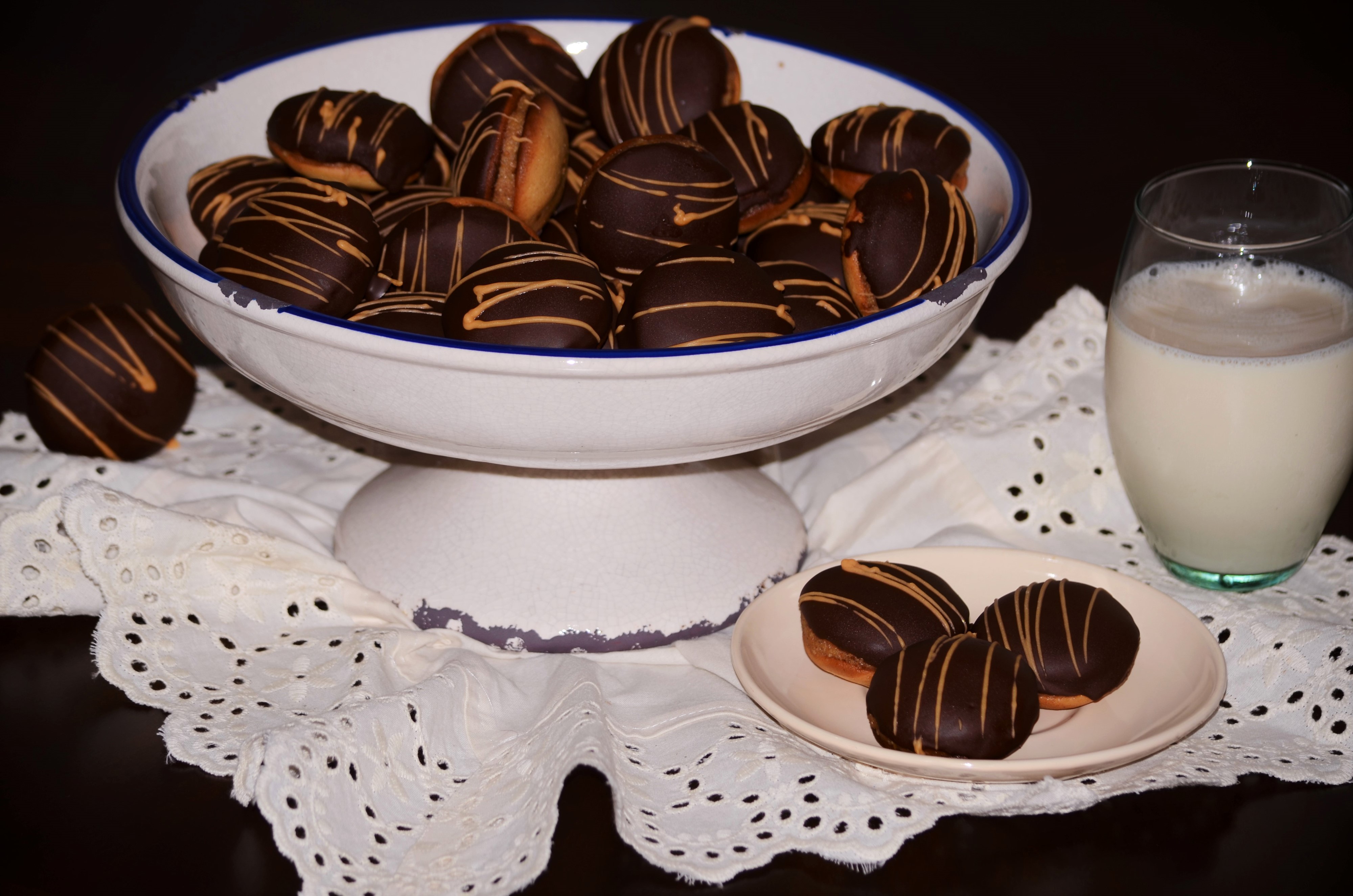 Chocolate drizzled cookies with milk HD Wallpaper
