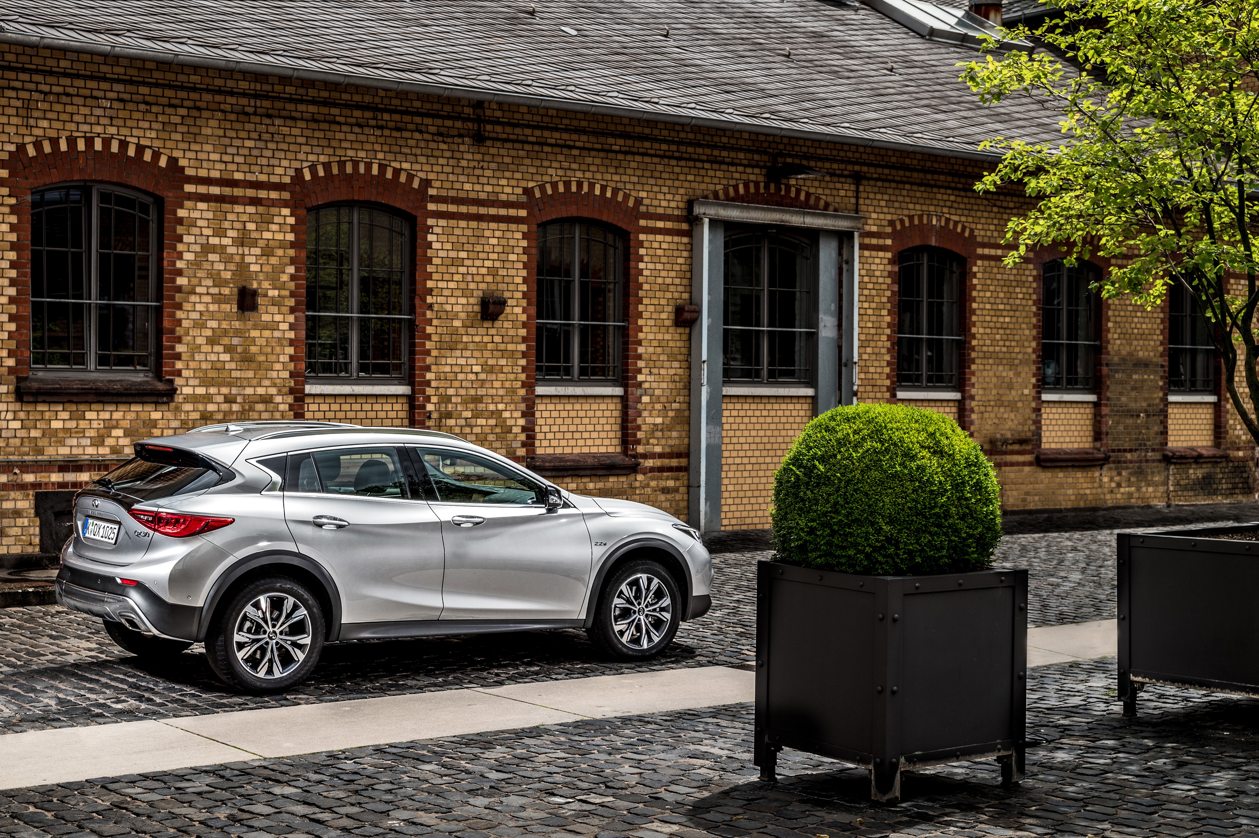 2016 Infiniti QX30 2.2d AWD HD Wallpaper