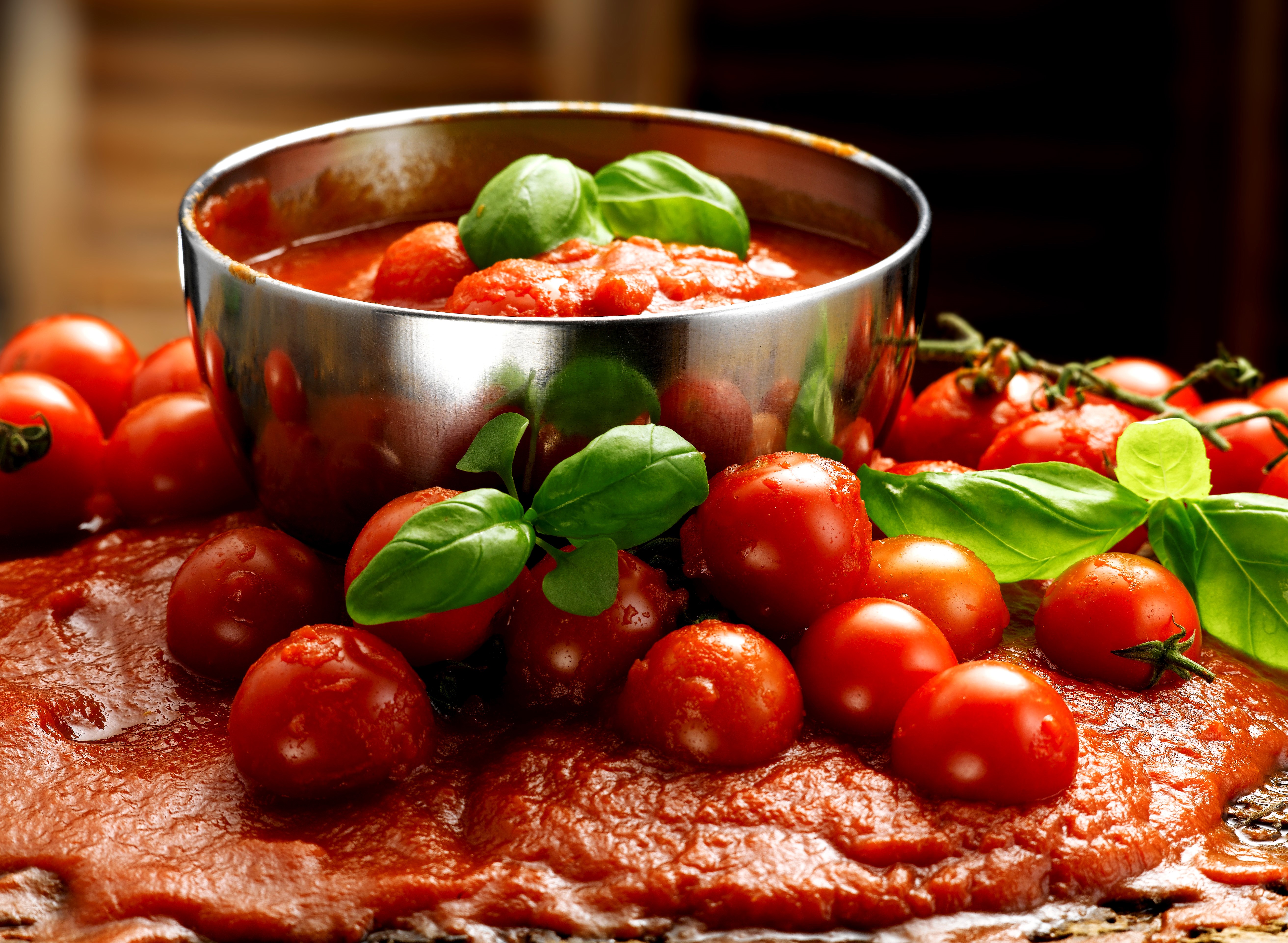 Tomatoes and tomato juice in a bowl with basil HD Wallpaper