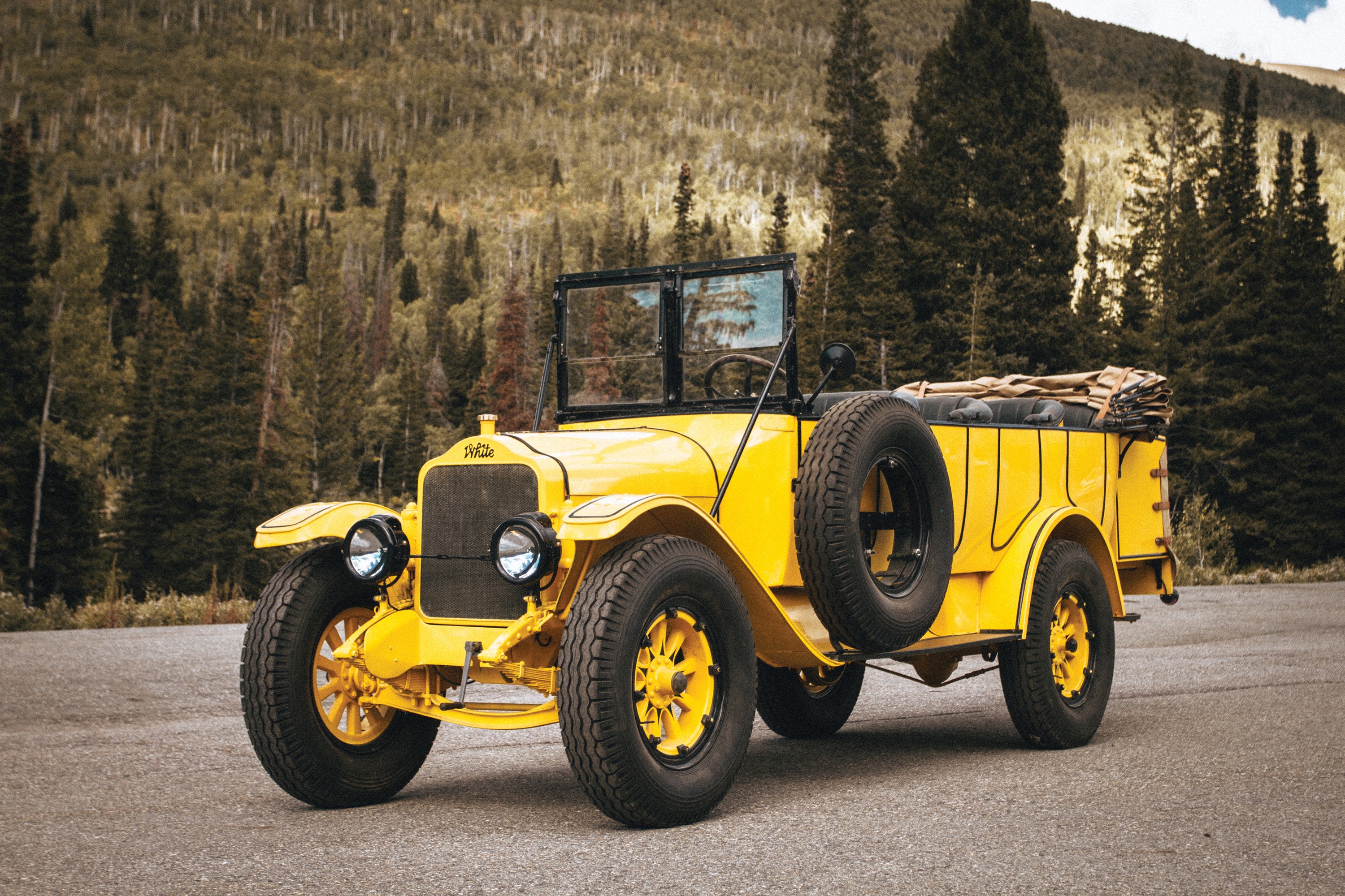 1925 White Model 15-45 Yellowstone Park Tour Bus HD Wallpaper