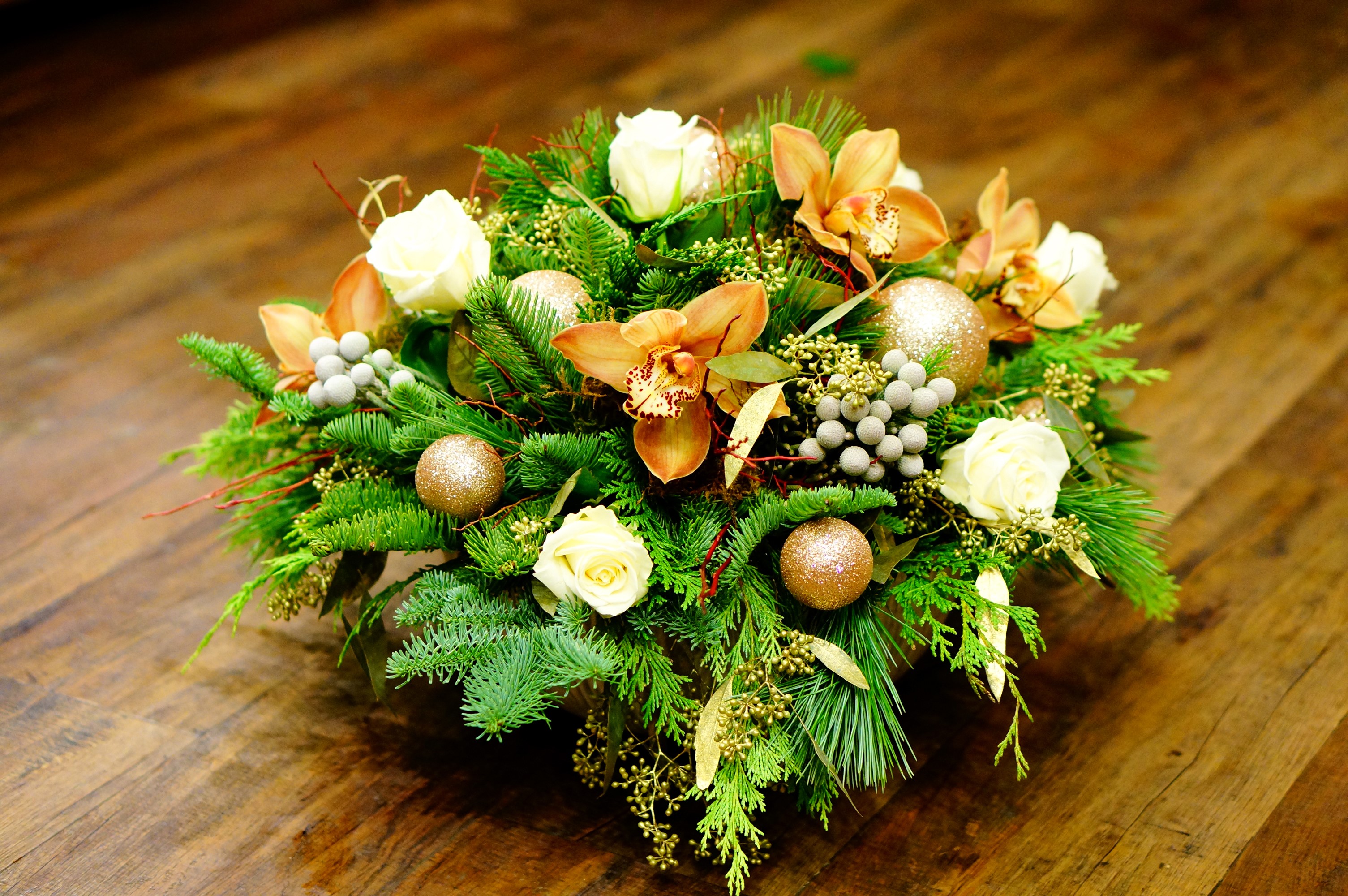 Christmas floral arrangement with roses and orchids HD Wallpaper