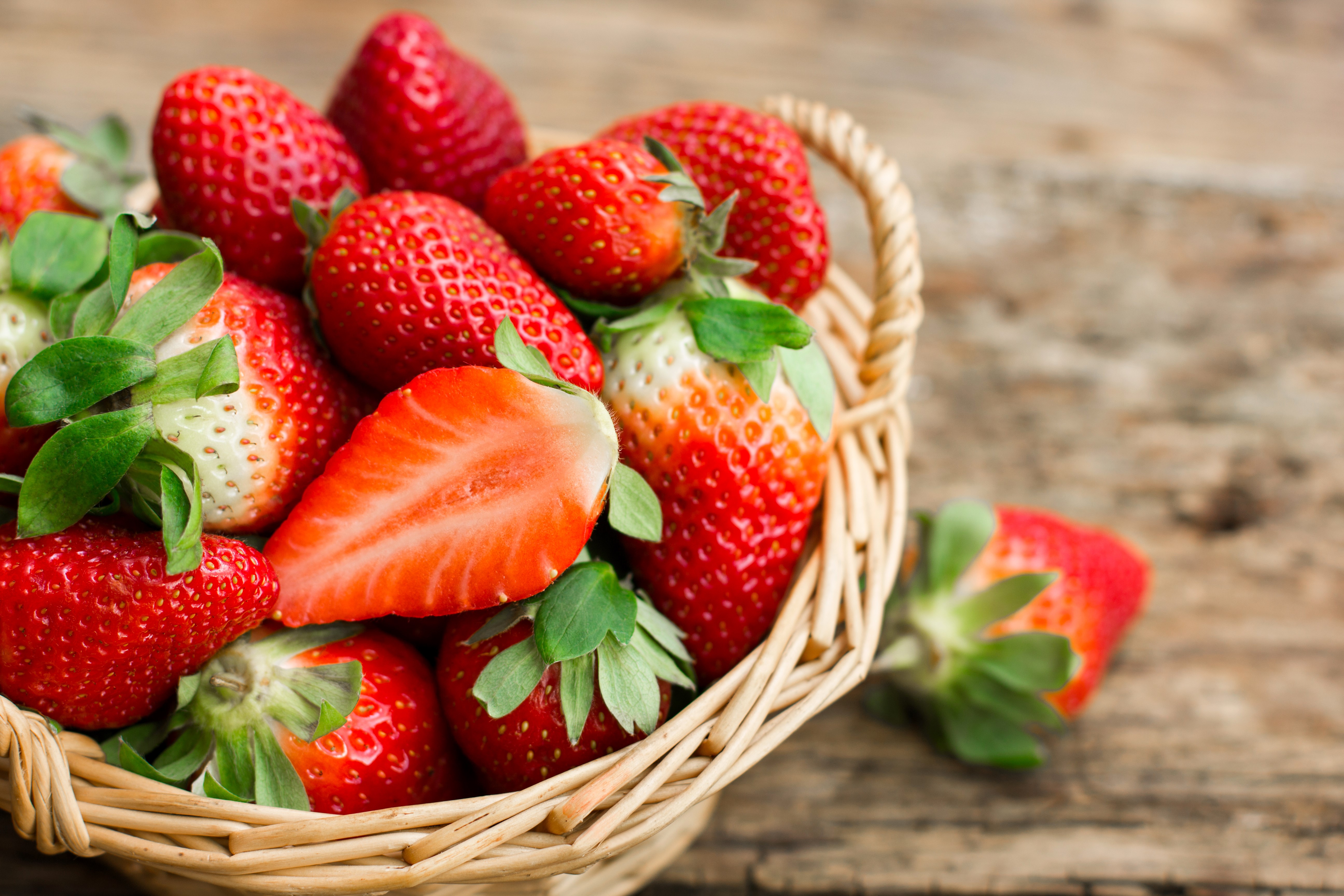 Strawberries in a Wicker Basket HD Wallpaper