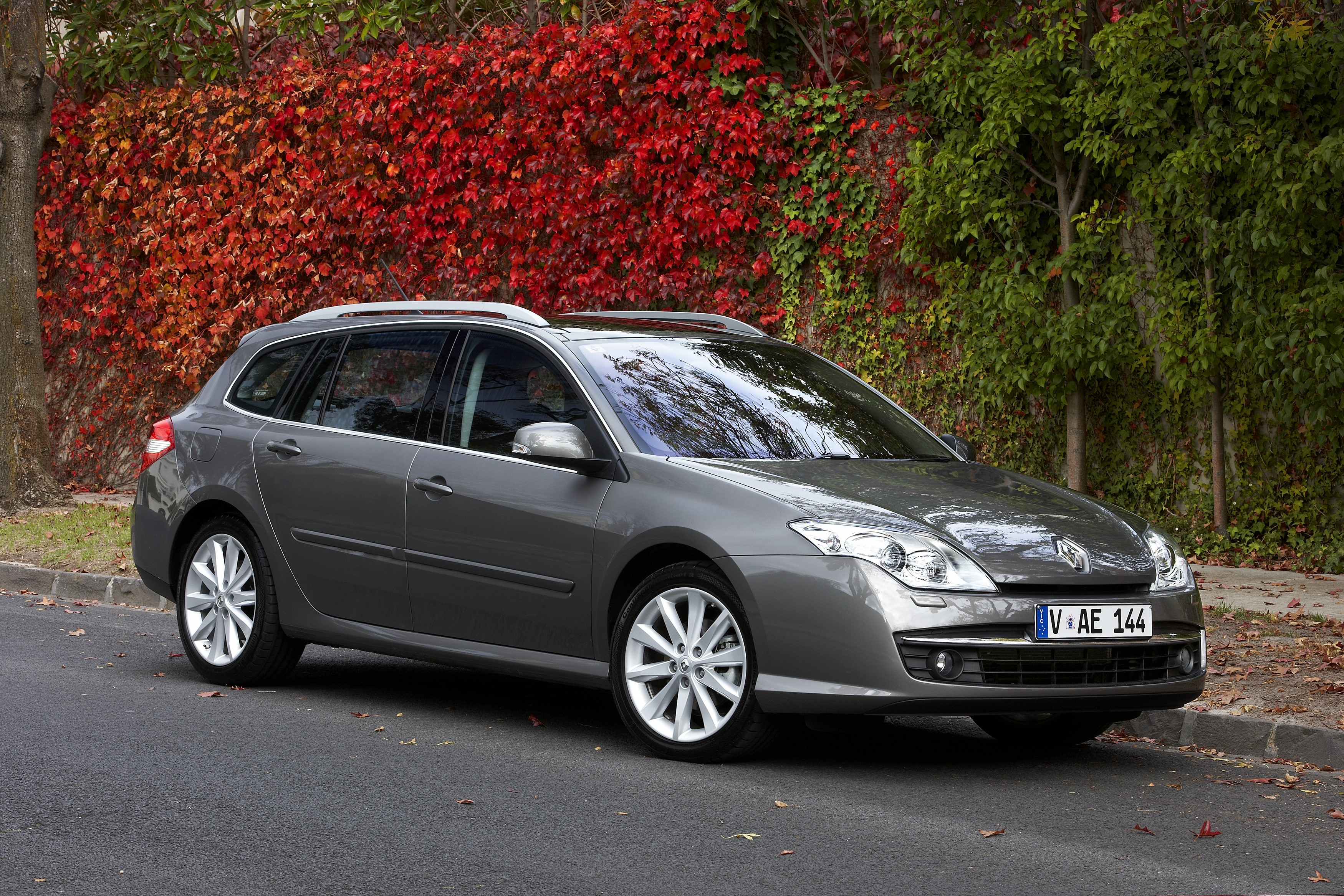 Renault Laguna Wagon in grey HD Wallpaper