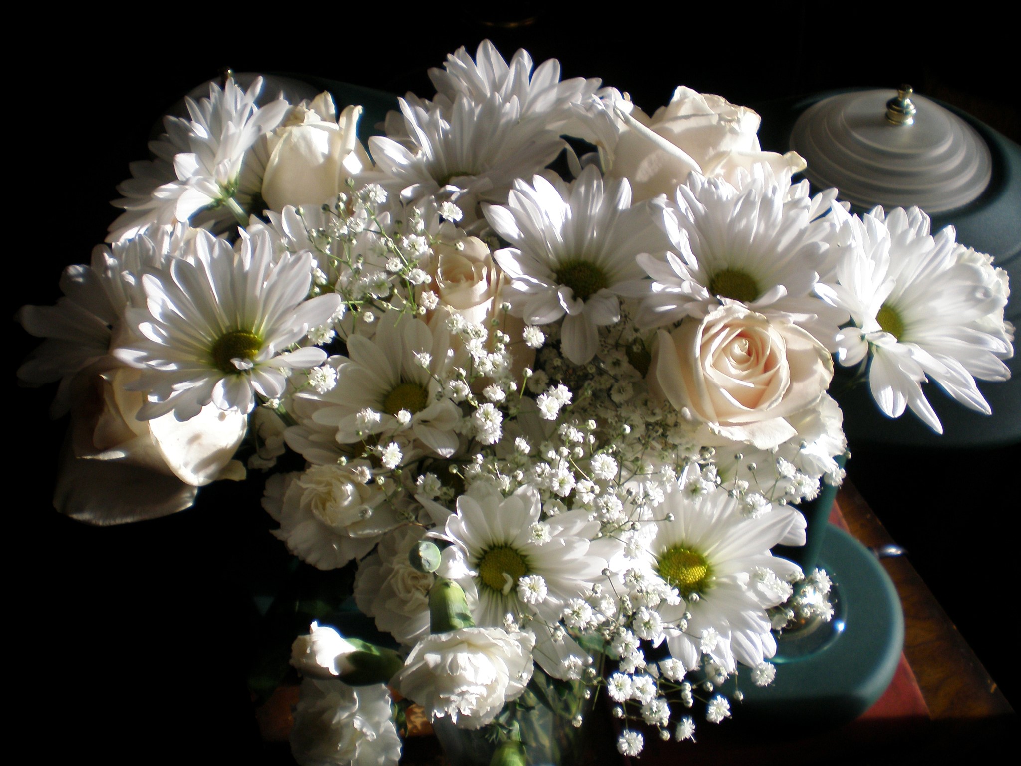 White bouquet of roses and chrysanthemums HD Wallpaper