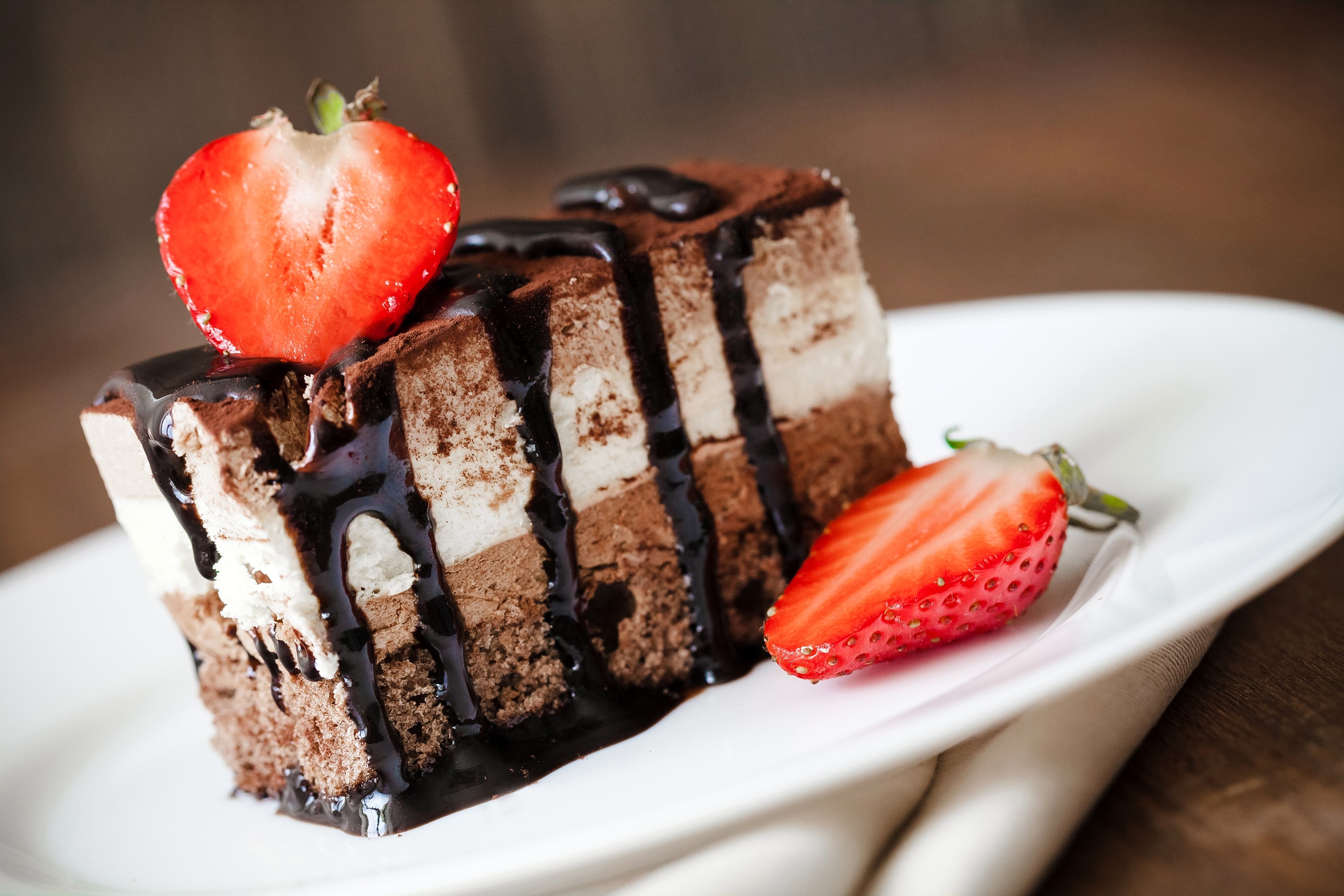 Chocolate cake with strawberries and chocolate syrup HD Wallpaper