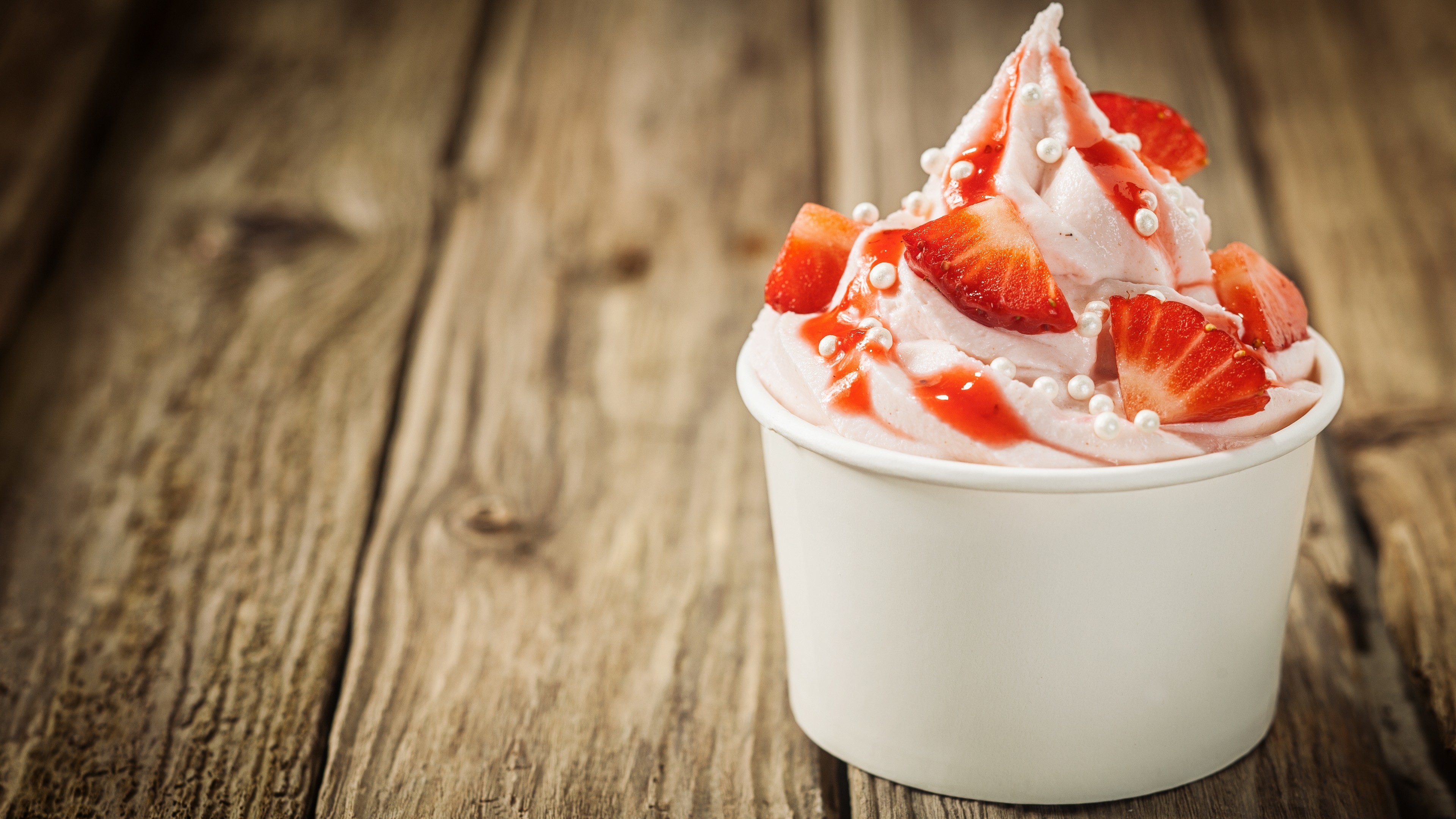 Strawberry ice cream with strawberries and pearls HD Wallpaper