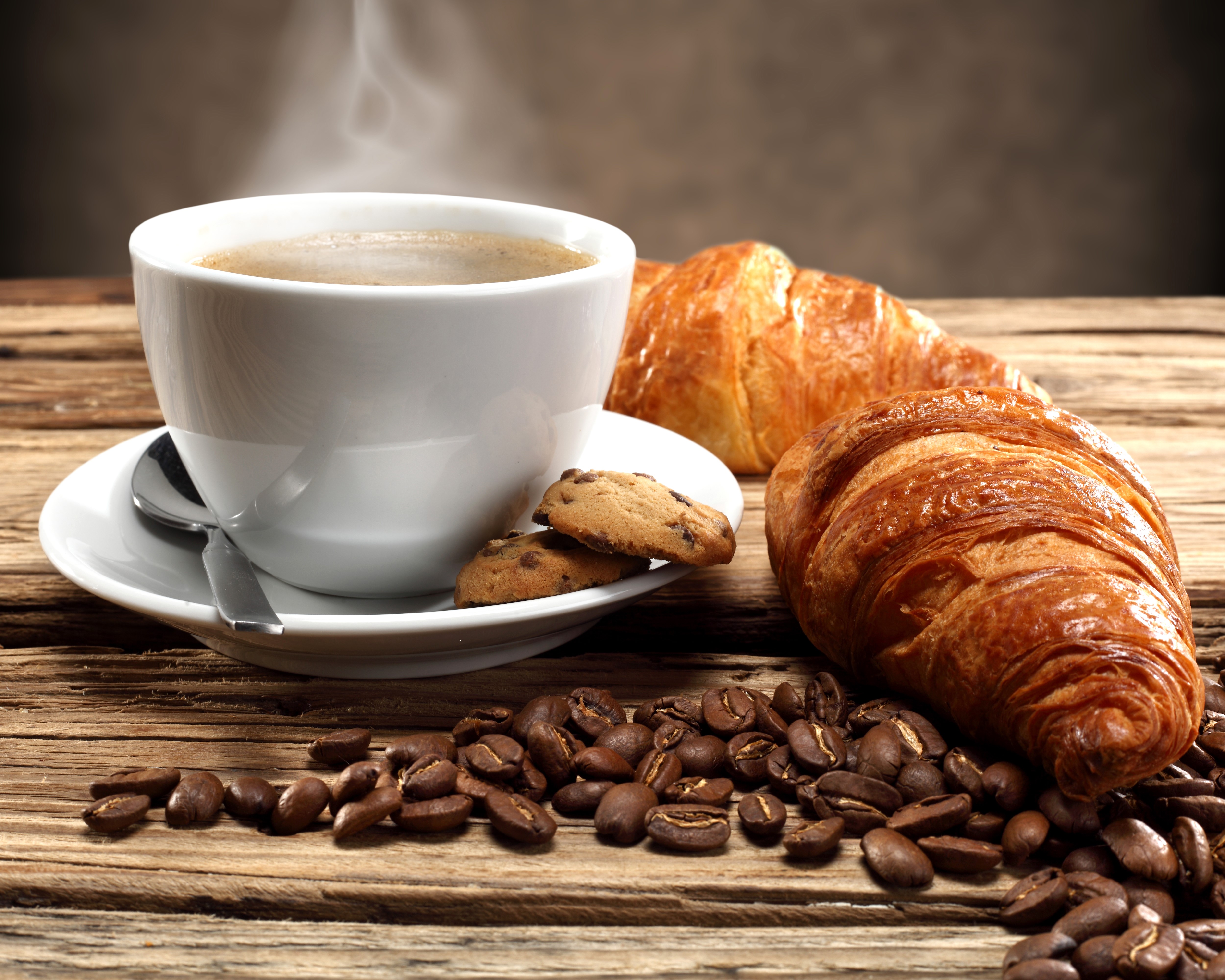 Coffee cup with croissants and coffee beans HD Wallpaper