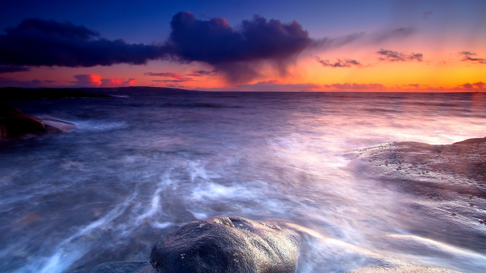 Ocean waves crashing on rocks at sunset HD Wallpaper