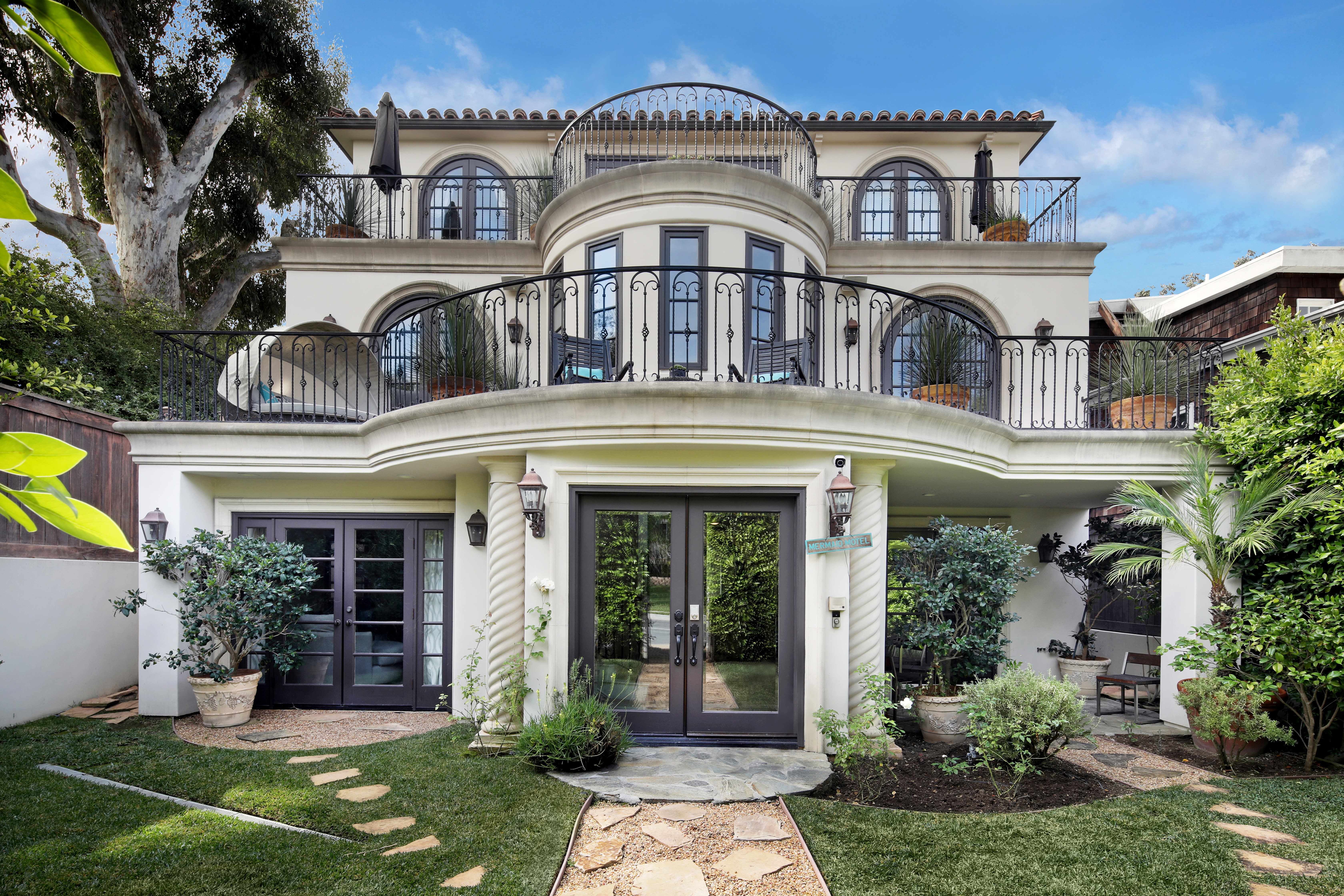 Luxury Mansion in Newport Beach with Balconies and Arched Windows HD Wallpaper