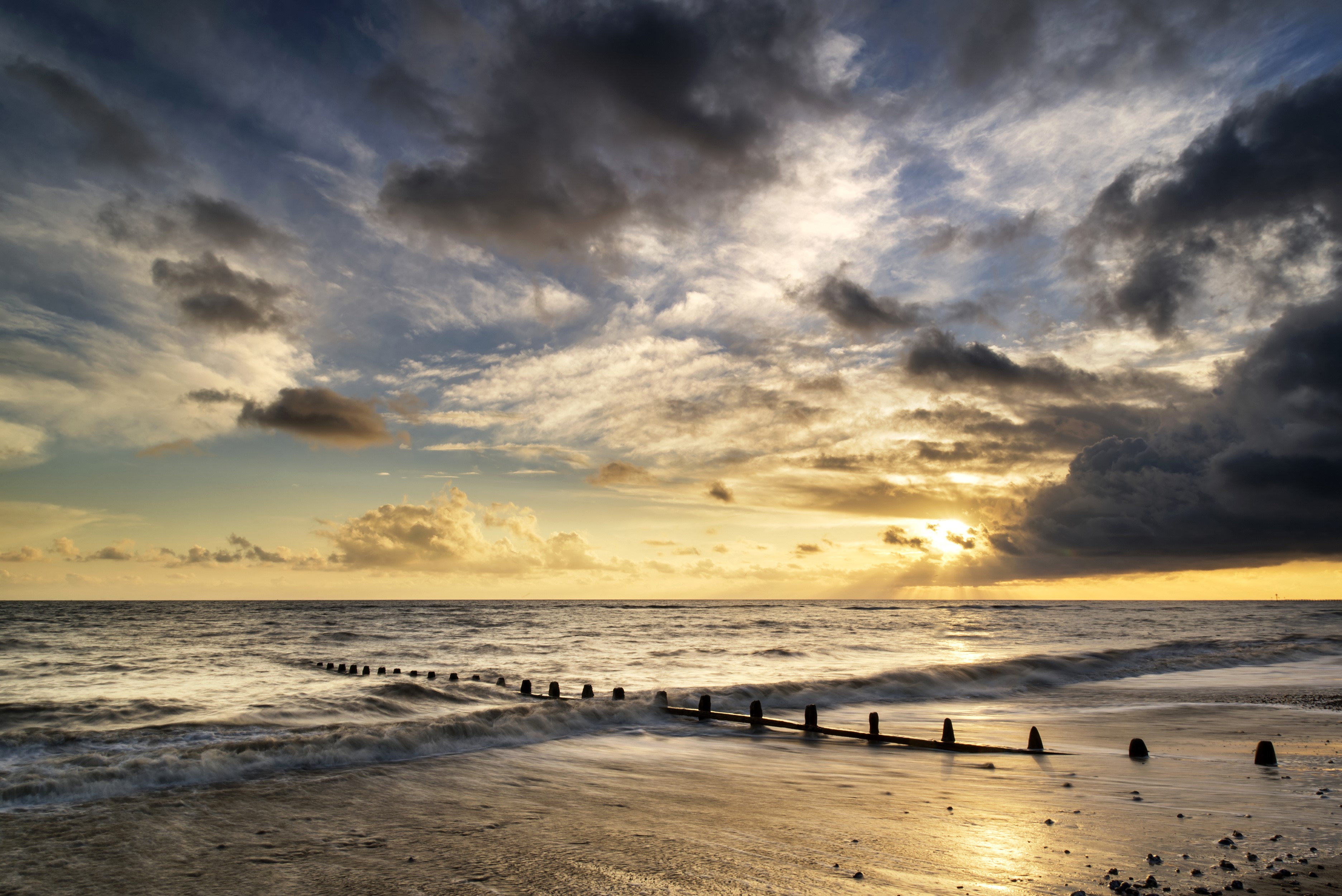 Sunset over Dunraven Bay, Wales with wooden groynes HD Wallpaper