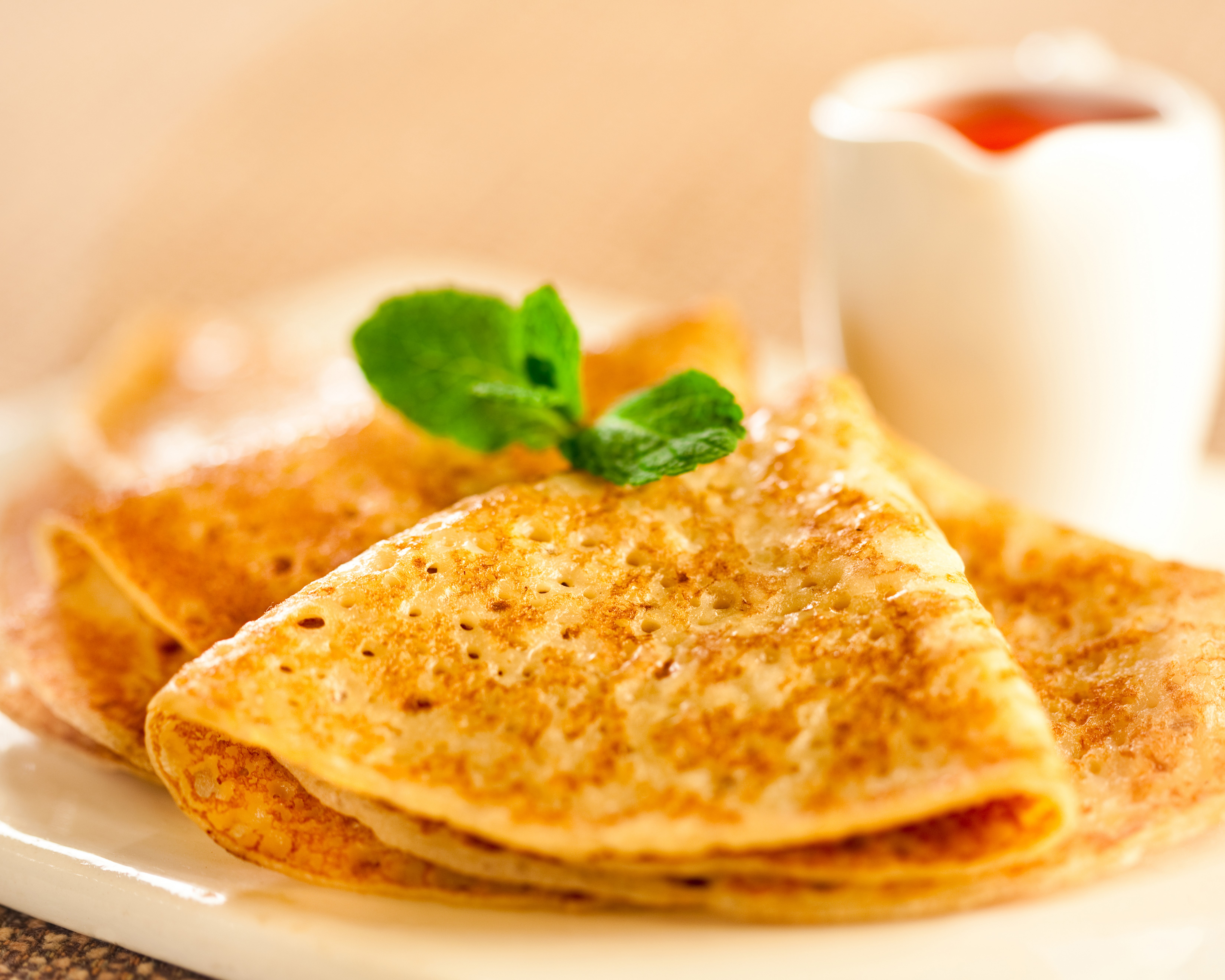 Pancakes with mint and syrup HD Wallpaper