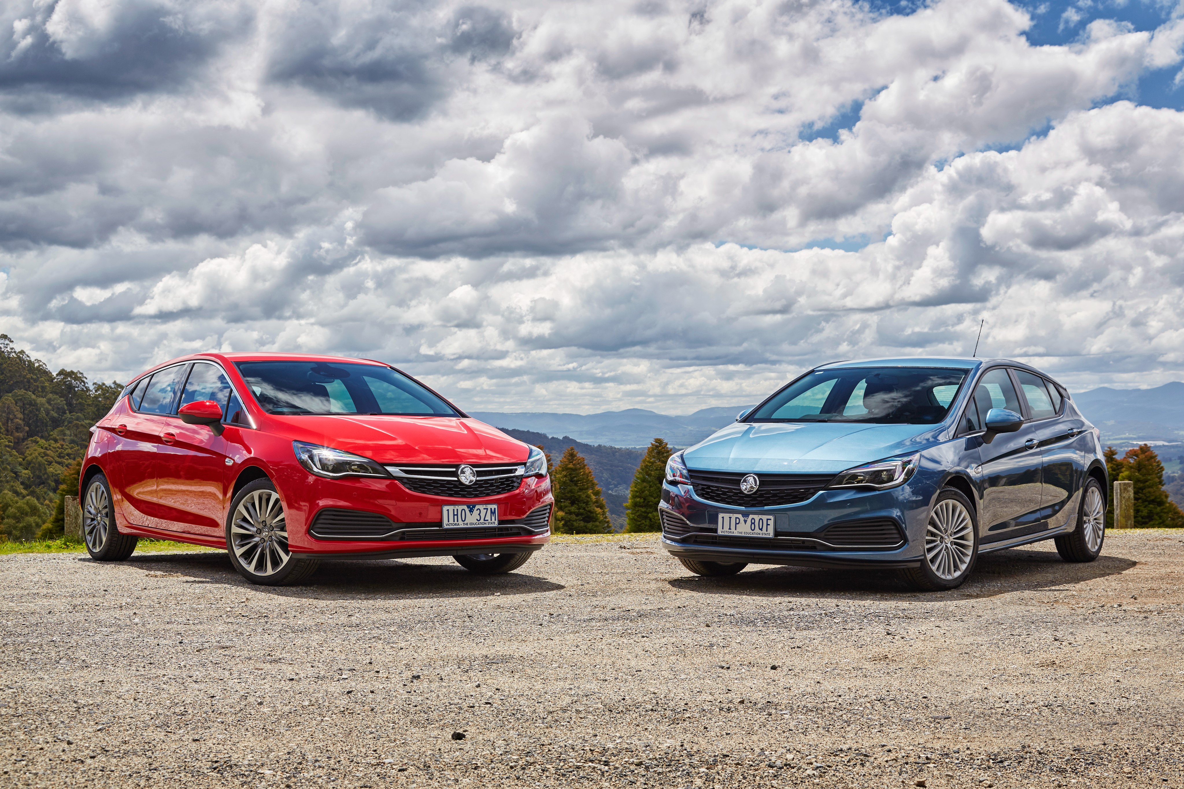 Two Holden Astra RSV cars HD Wallpaper