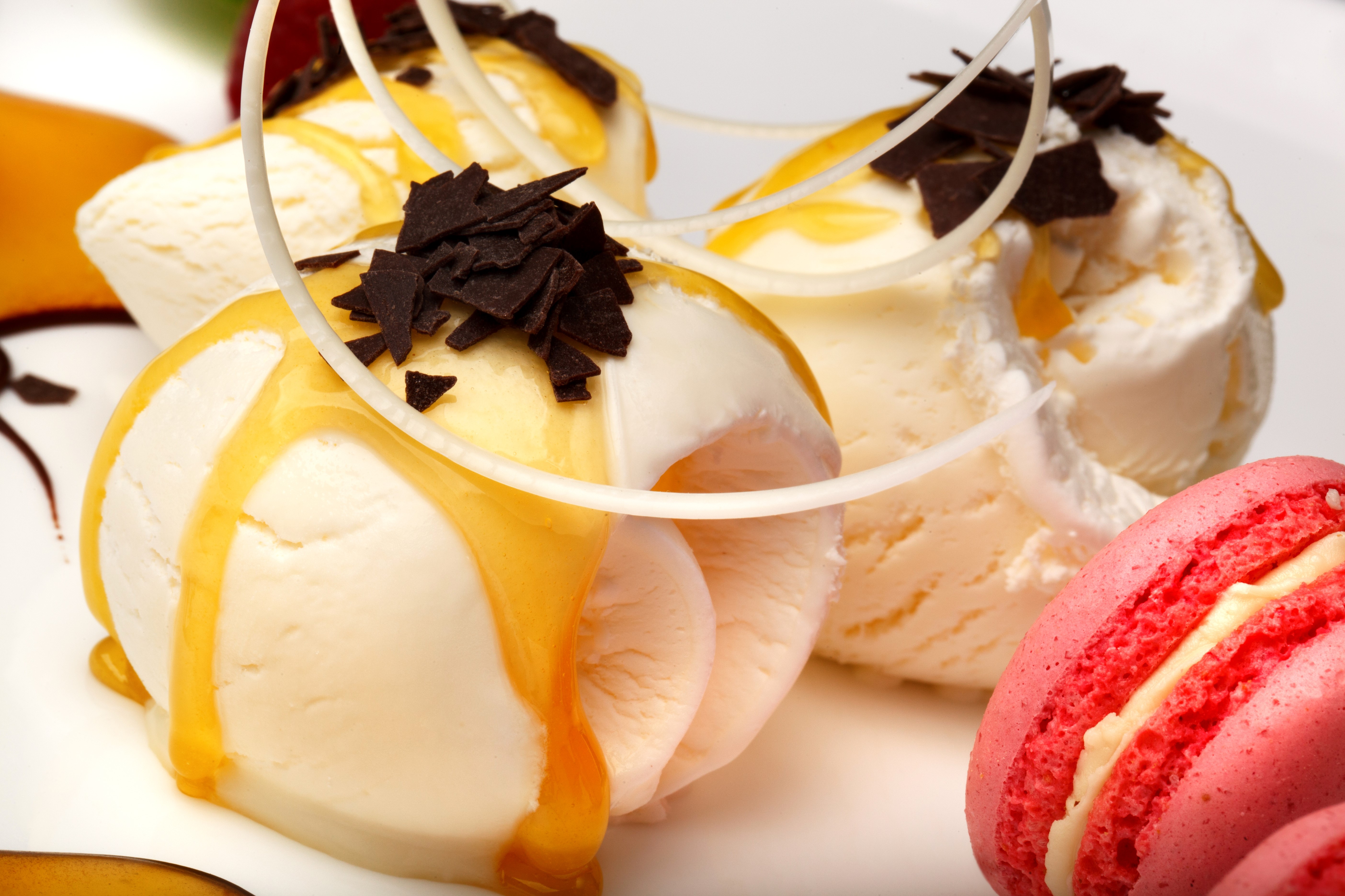 Ice cream with chocolate shavings and macarons HD Wallpaper