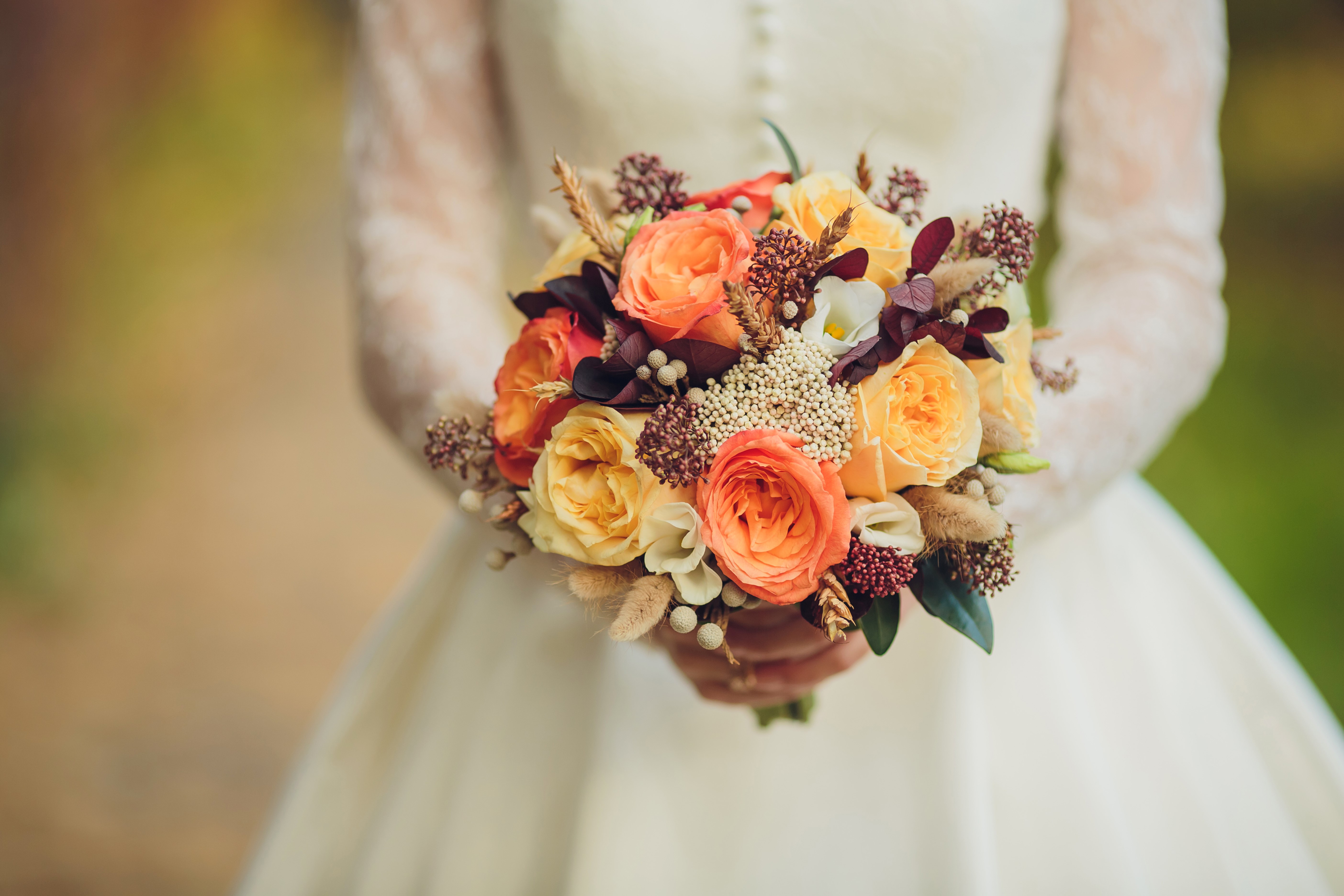 Bride holding a bouquet of roses and eustoma HD Wallpaper
