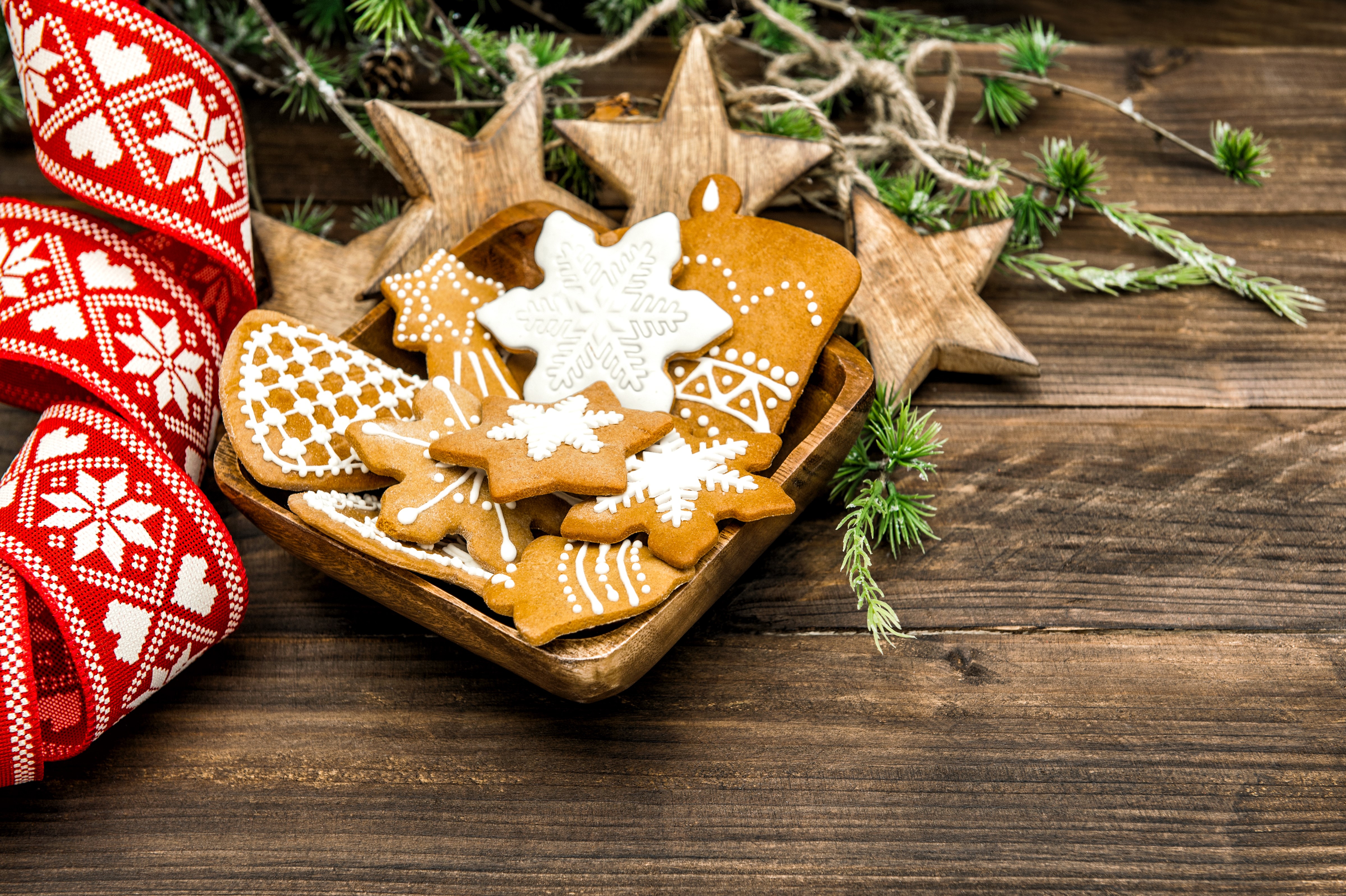 Christmas gingerbread cookies with ribbon and pine branches HD Wallpaper