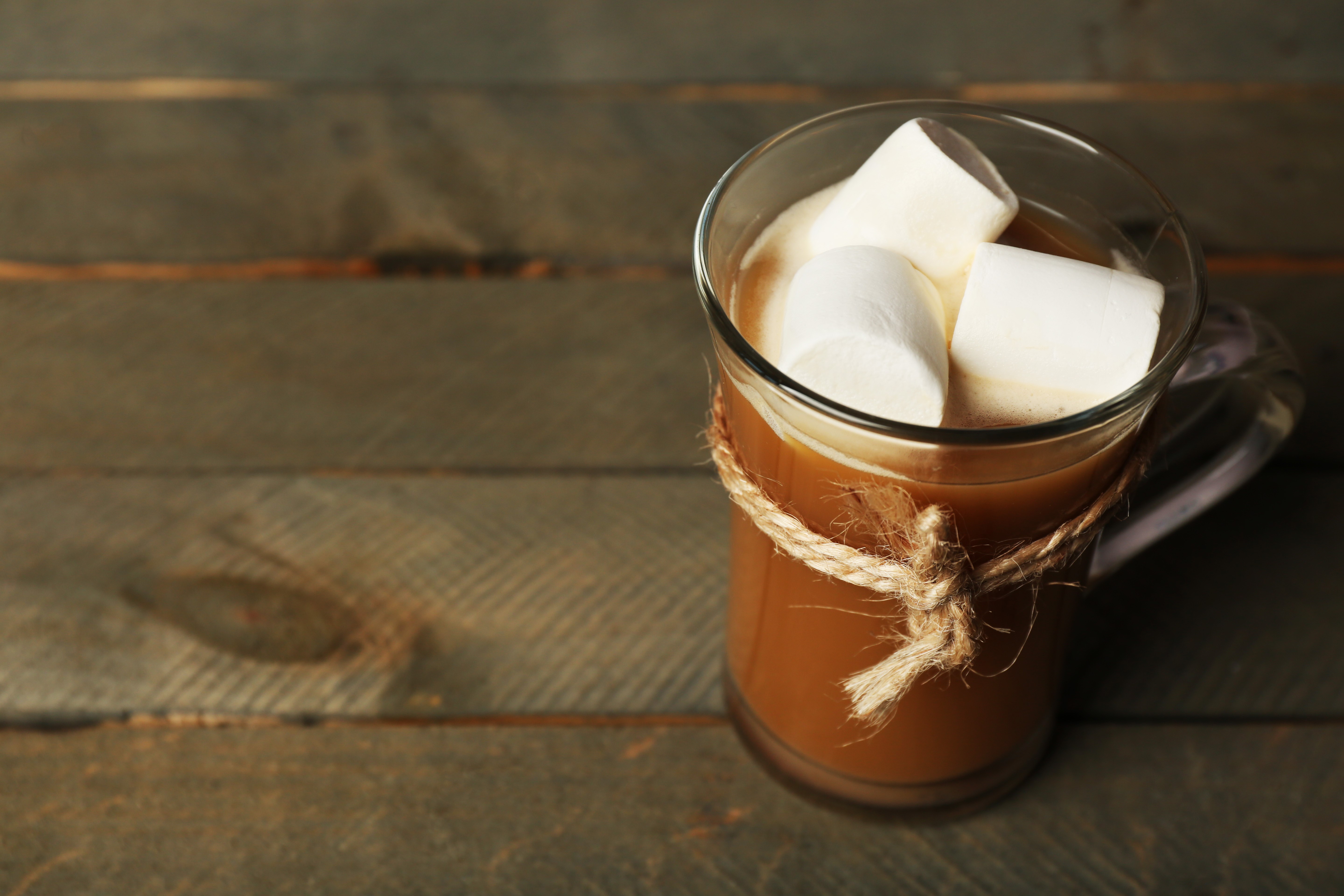Hot chocolate drink with marshmallows in a mug on wood planks HD Wallpaper
