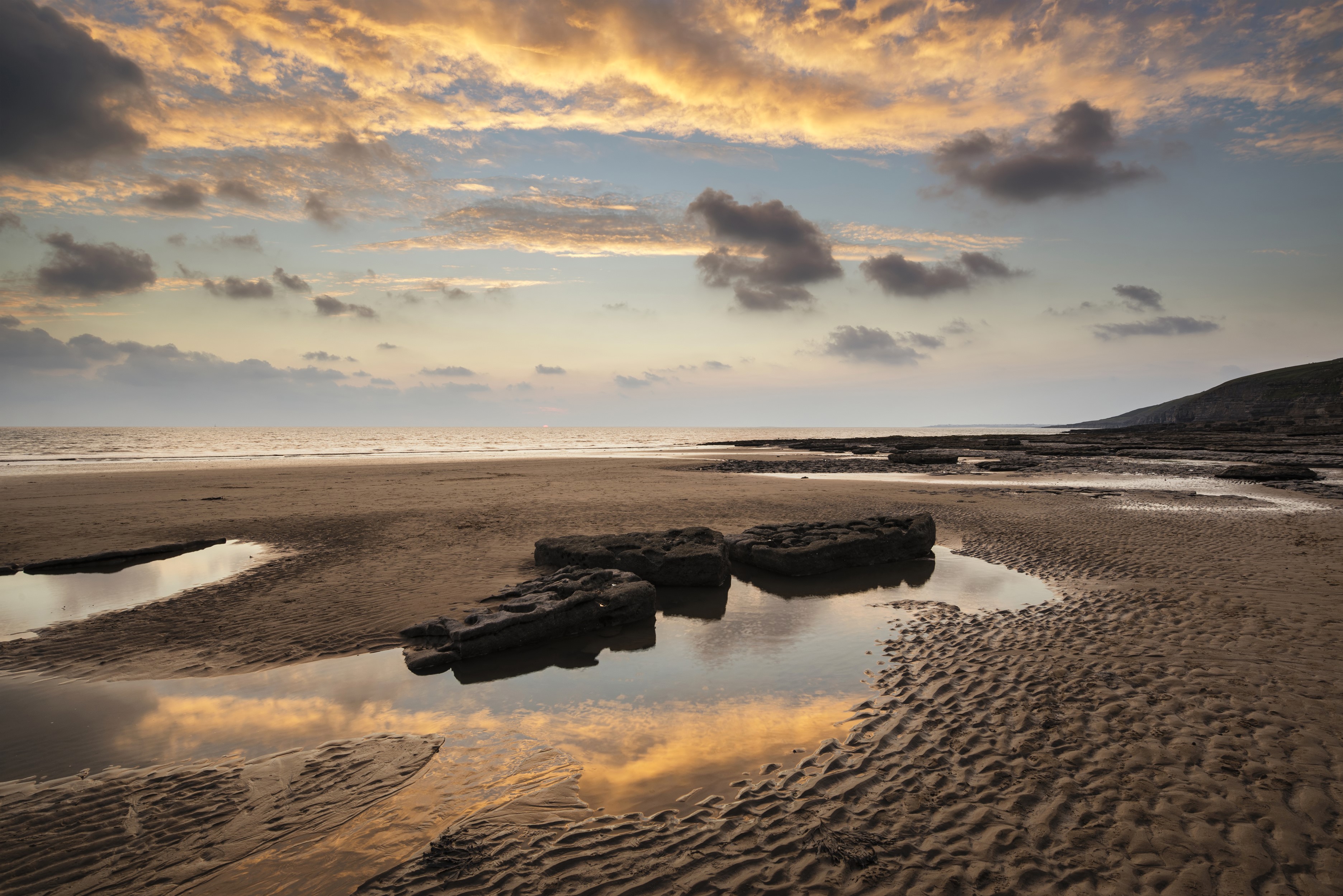 Dunraven Bay, Wales at Sunset with Rocky Shoreline HD Wallpaper