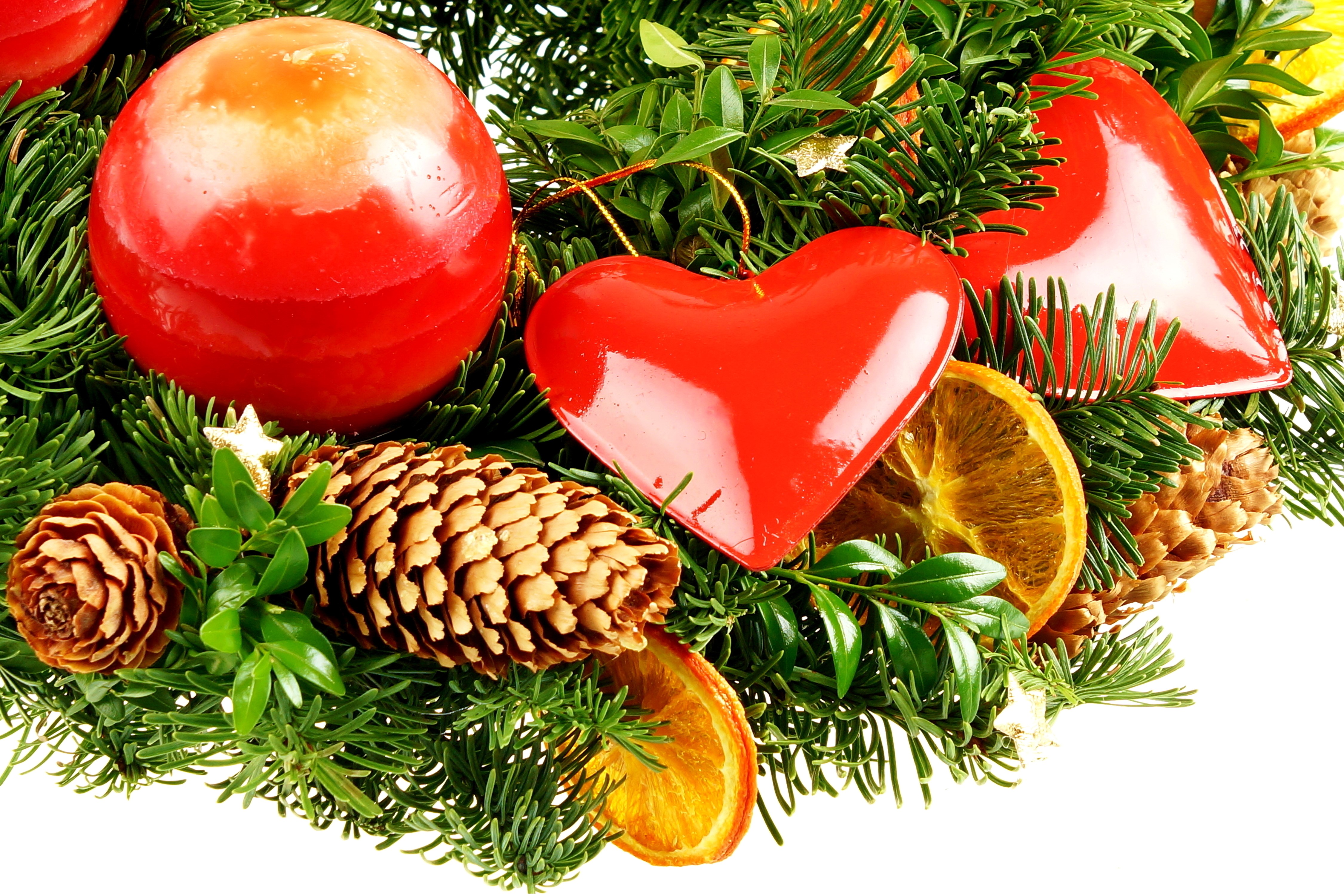 Christmas decoration with pine cones and red hearts HD Wallpaper