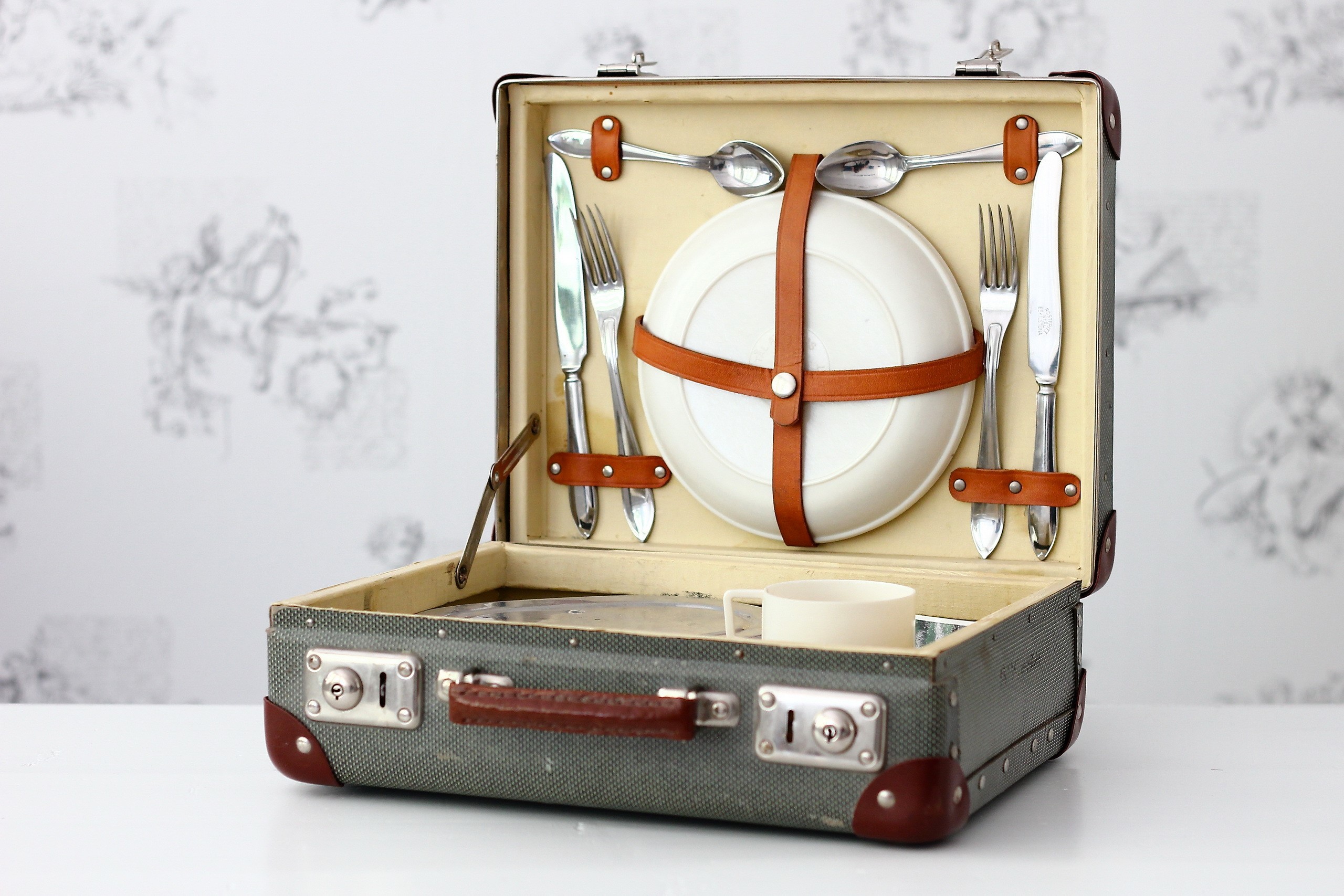 Picnic suitcase with cutlery and plate HD Wallpaper