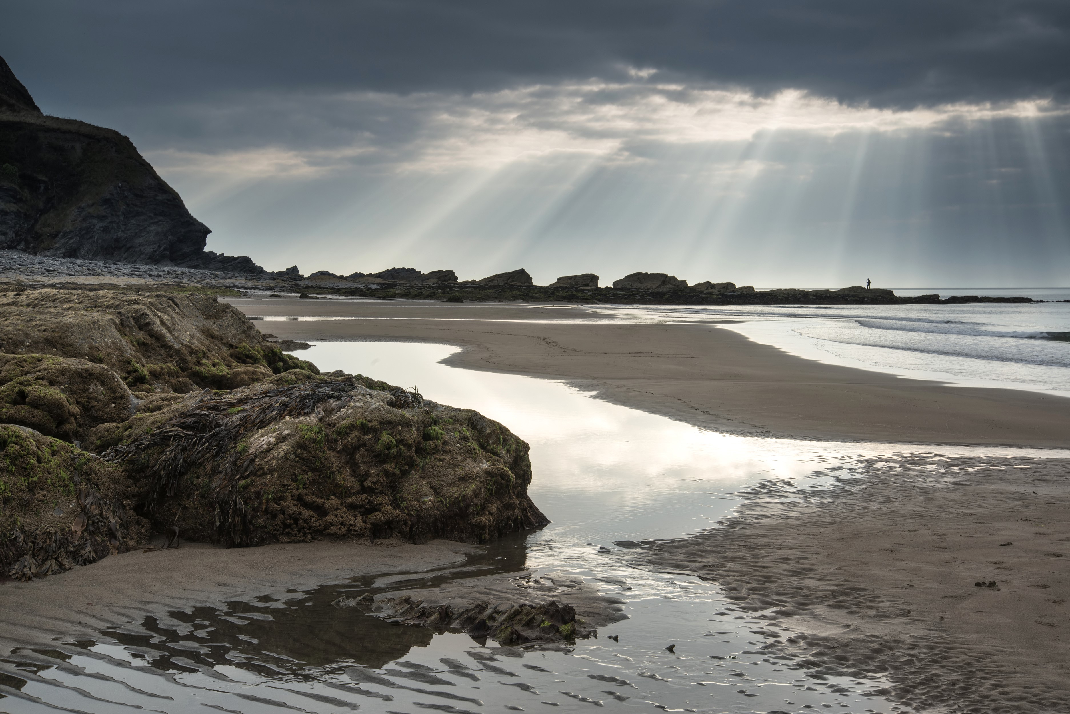 Dunraven Bay, Wales: Sunbeams over a rocky beach HD Wallpaper