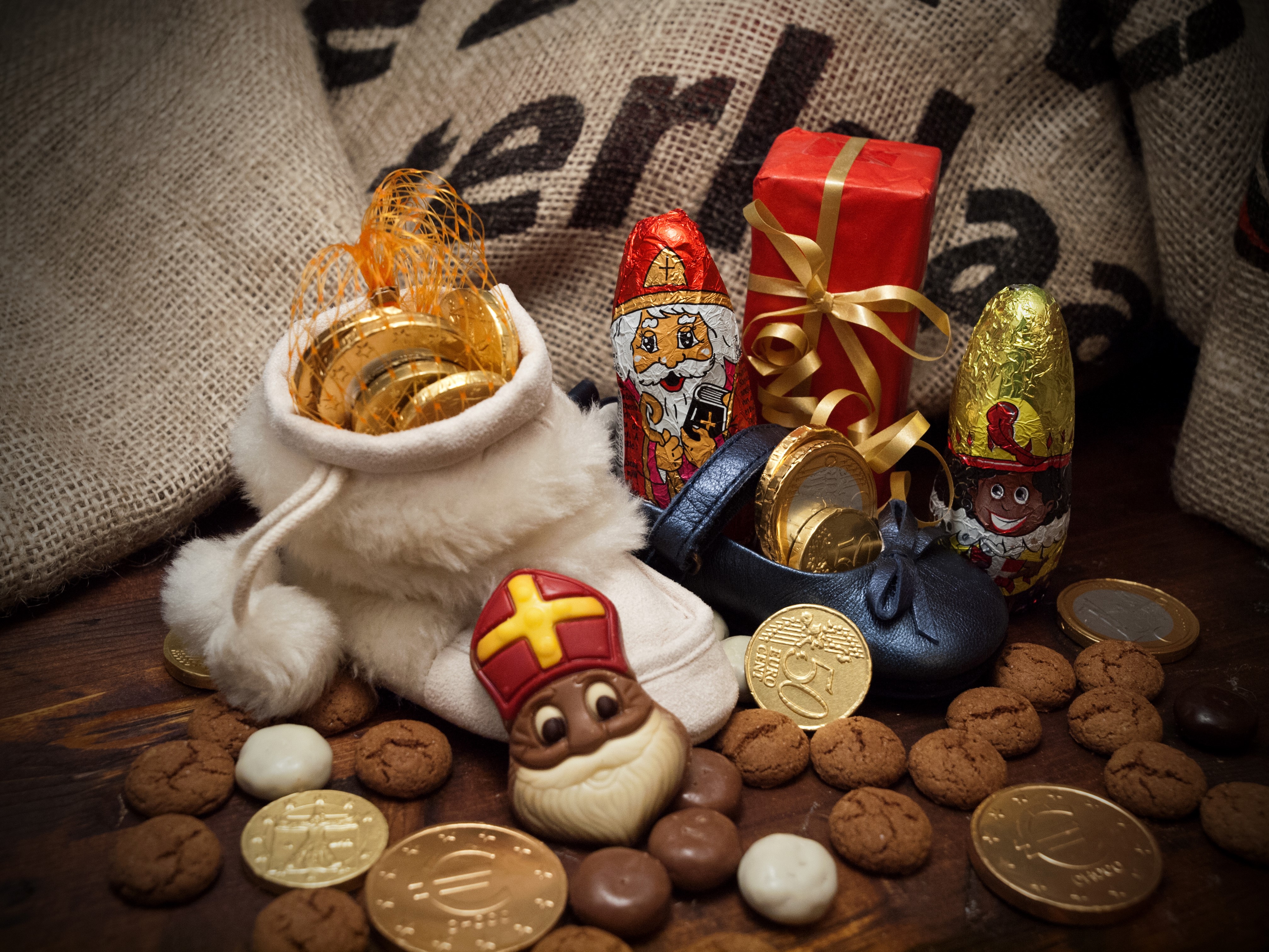 Sinterklaas treats and gifts HD Wallpaper