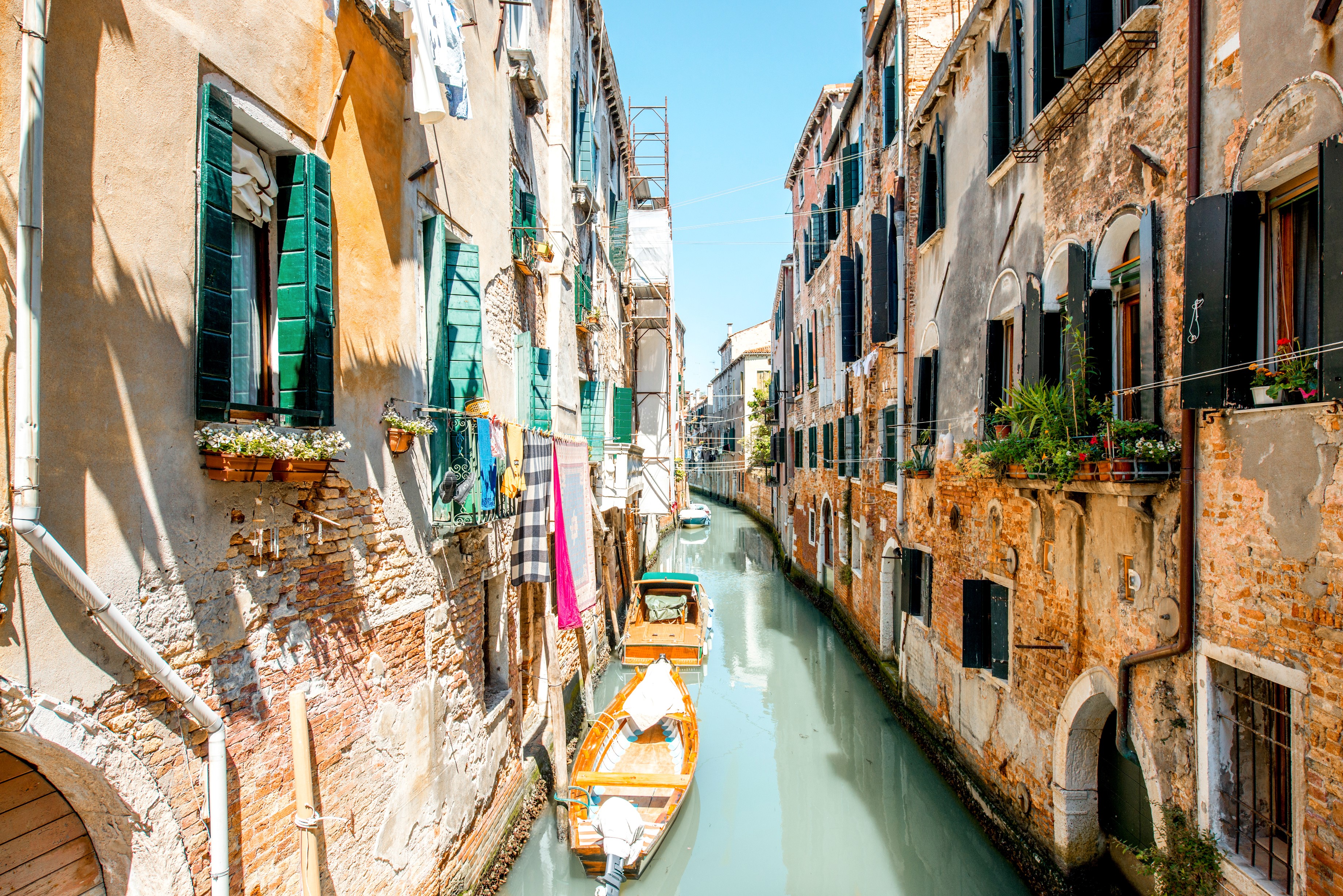 Venice canal with boats and old buildings HD Wallpaper