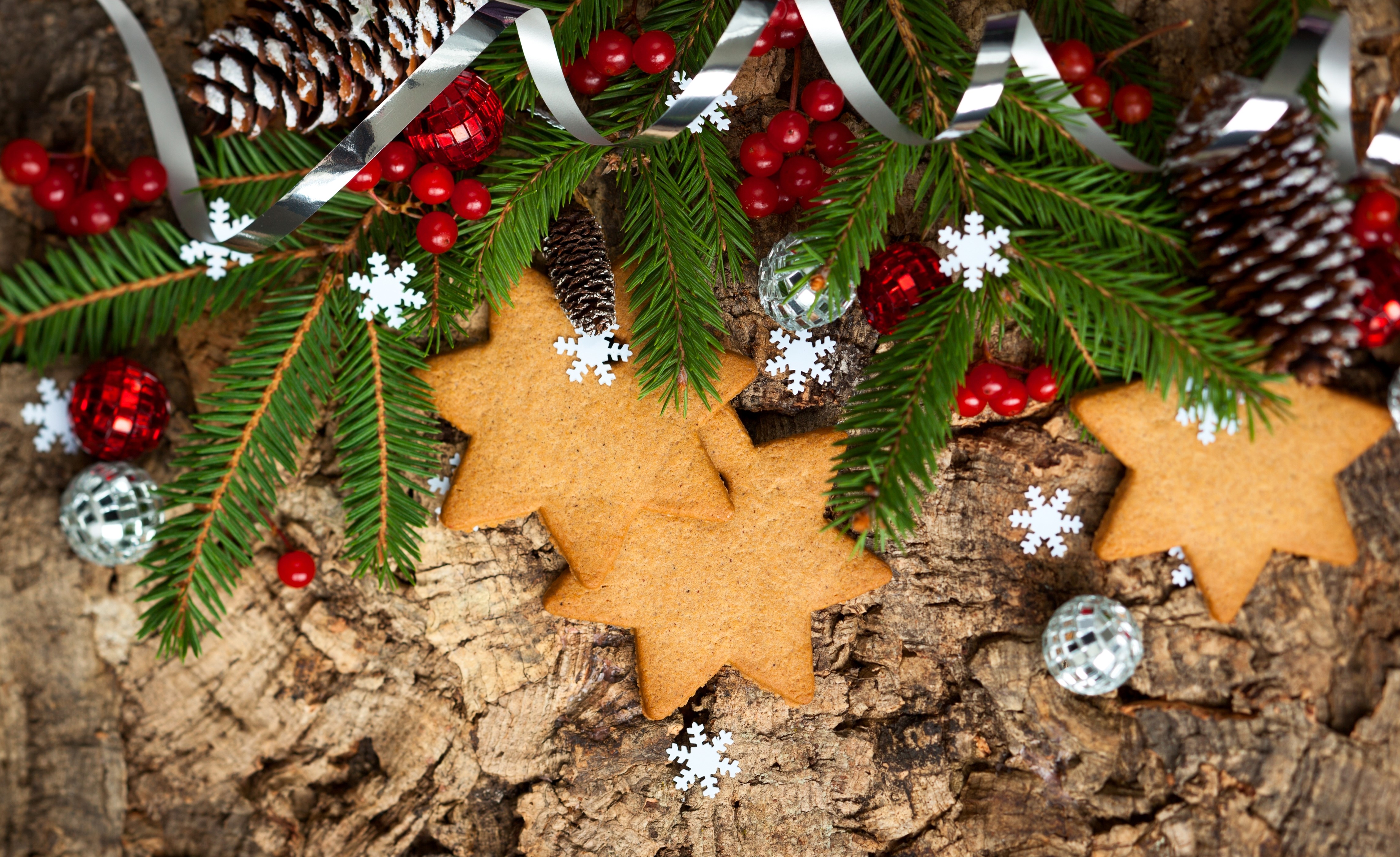 Christmas cookies with pine branches and ornaments HD Wallpaper