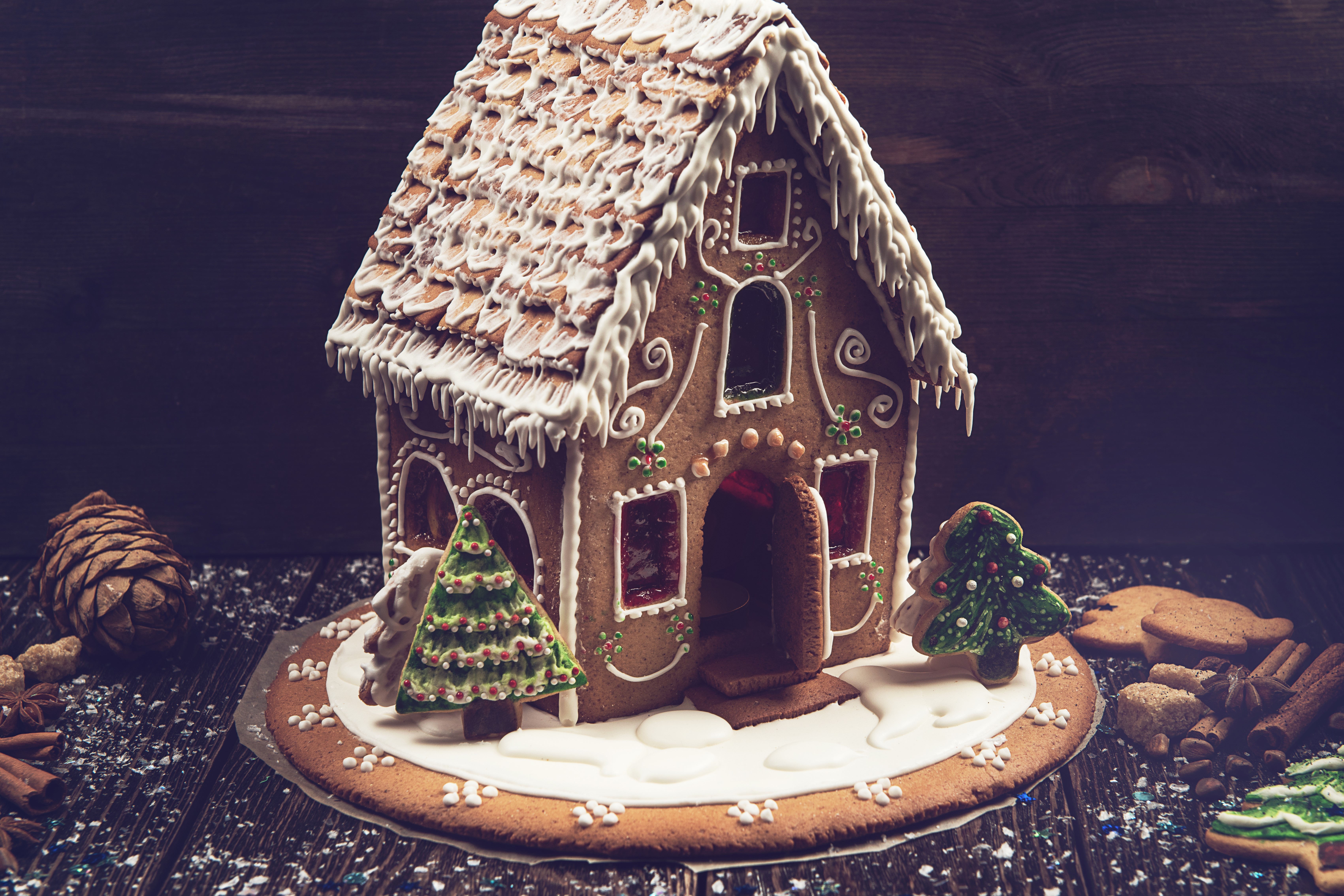 Gingerbread house with Christmas decorations HD Wallpaper