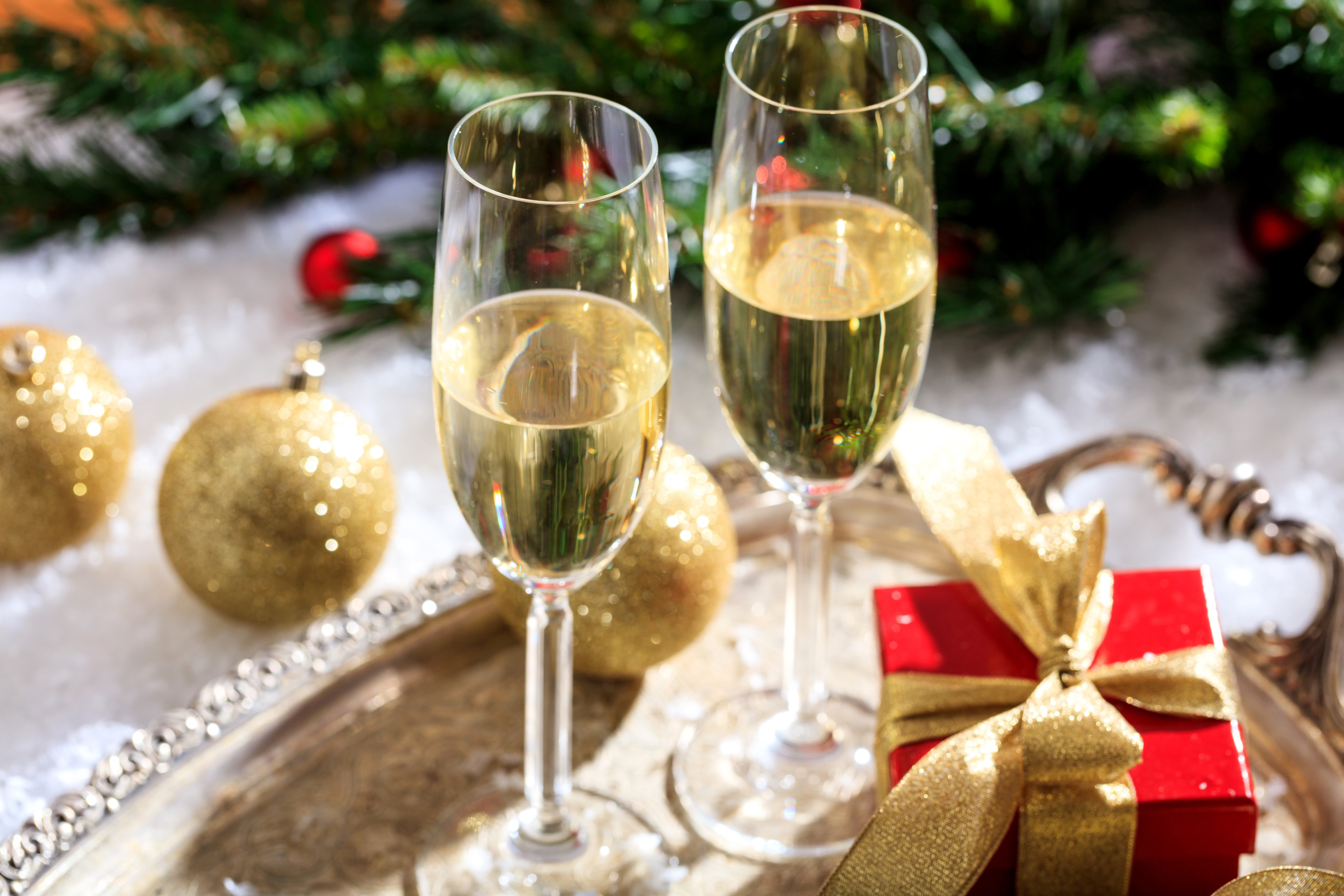 Champagne glasses and Christmas gifts on a tray HD Wallpaper