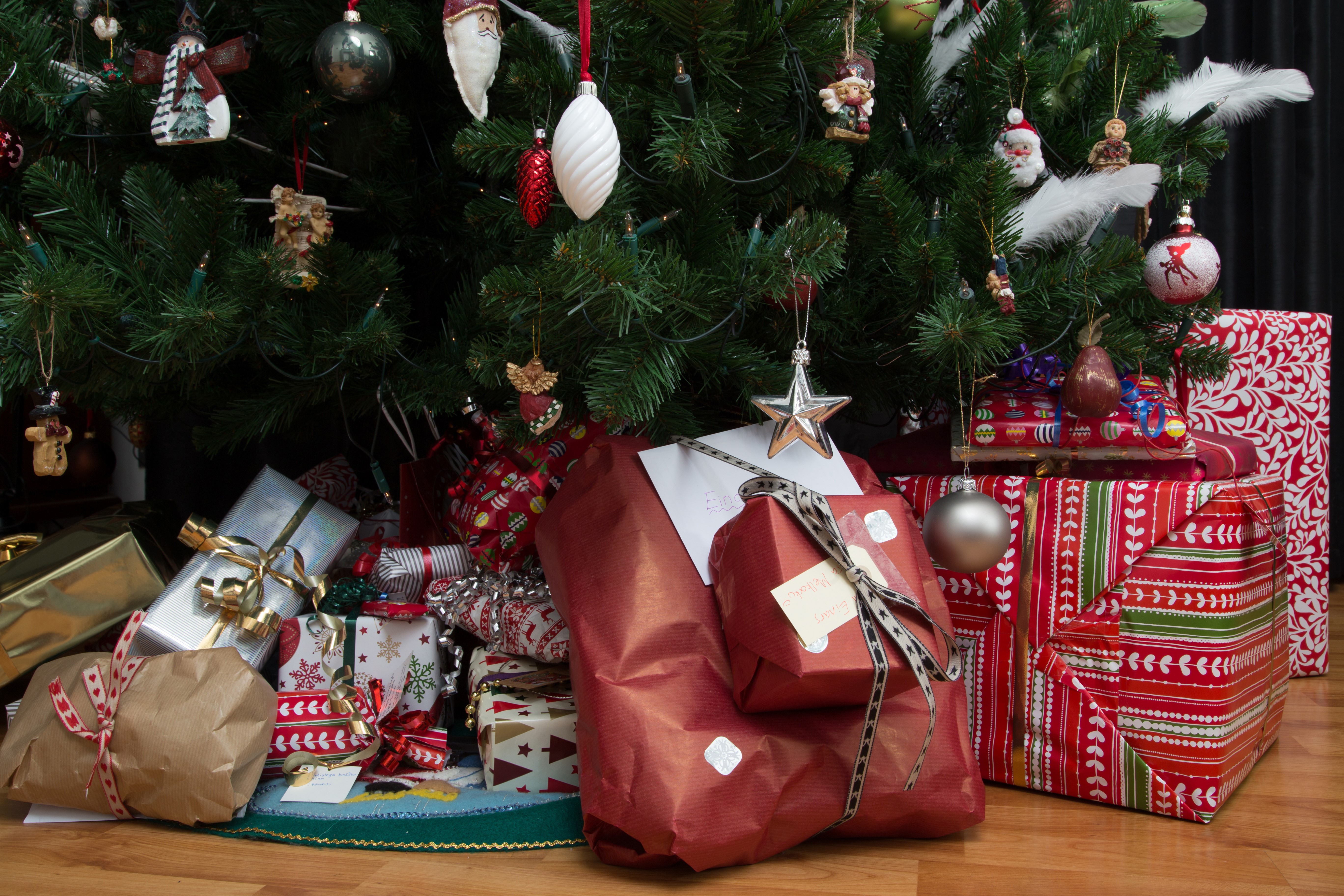 Christmas tree with gifts HD Wallpaper